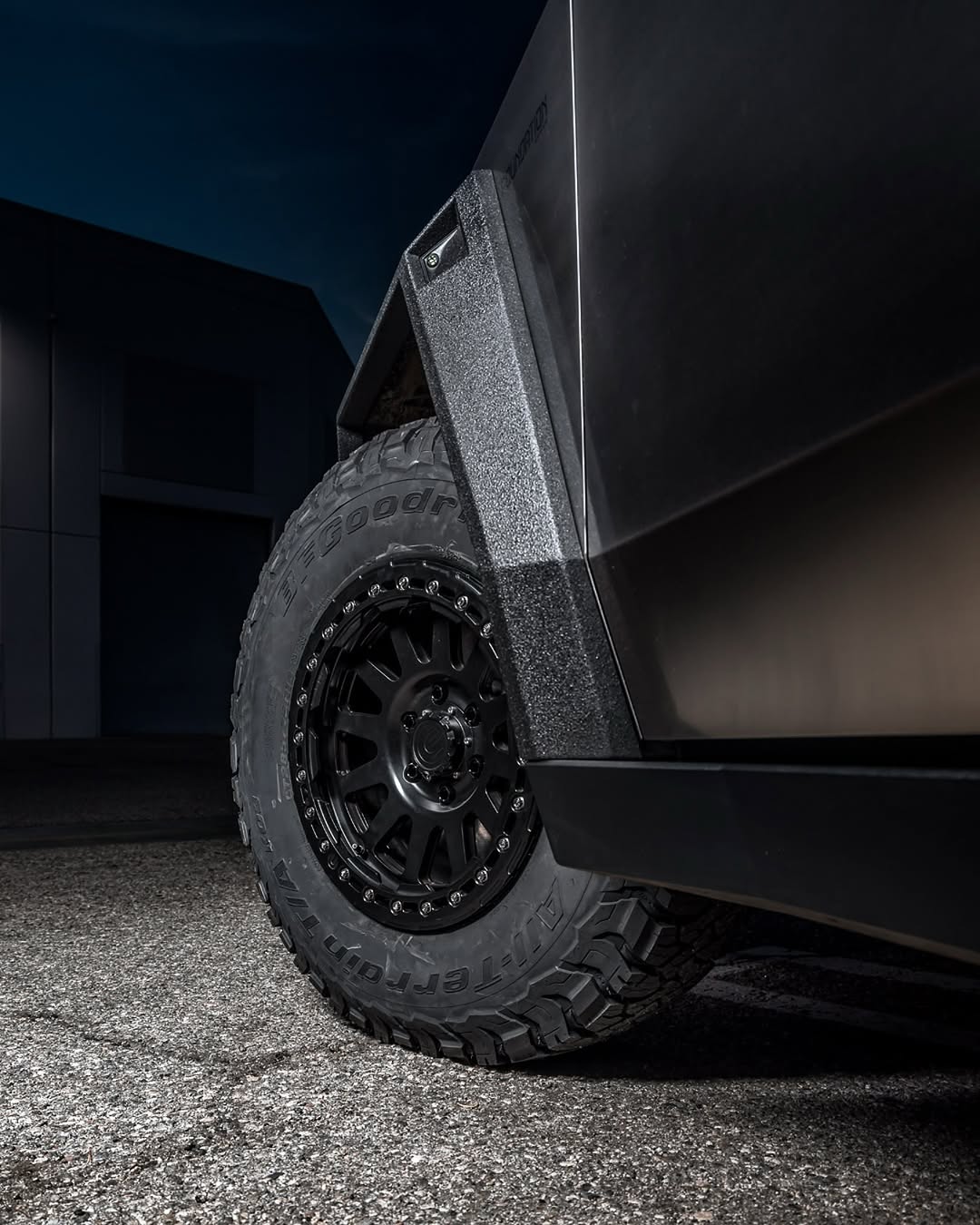 UP-03 防脱锁 AR 几乎是所有 Cyber​​truck 车主的必备品。PAI 与我们专为 Cyber​​truck 打造的 UP 螺母完美搭配 📐 @unpluggedperformance