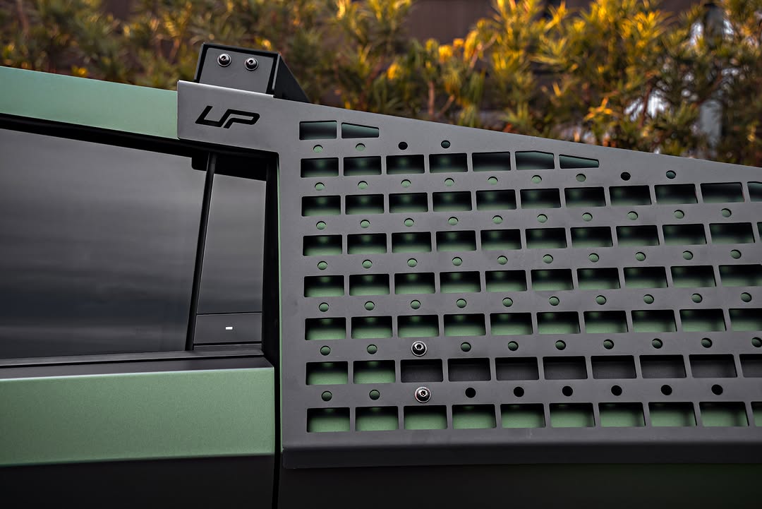 向上MollesAIL面板 +屋顶rAIlset安装ARE推出！我们认识你们许多人ARewAIting，并且我们正在努力努力赶上。

我们的Autospateam在Pure PPF Forest Green中使用了最新的客户Cyber​​truckWrAPP，收到了完整的ROVERRAIL和MOLLE RACK的UP升级。我们的技术team安装了将REAR外部转换为越野的功能安装表面所需的一切。 @unpluggedperformance