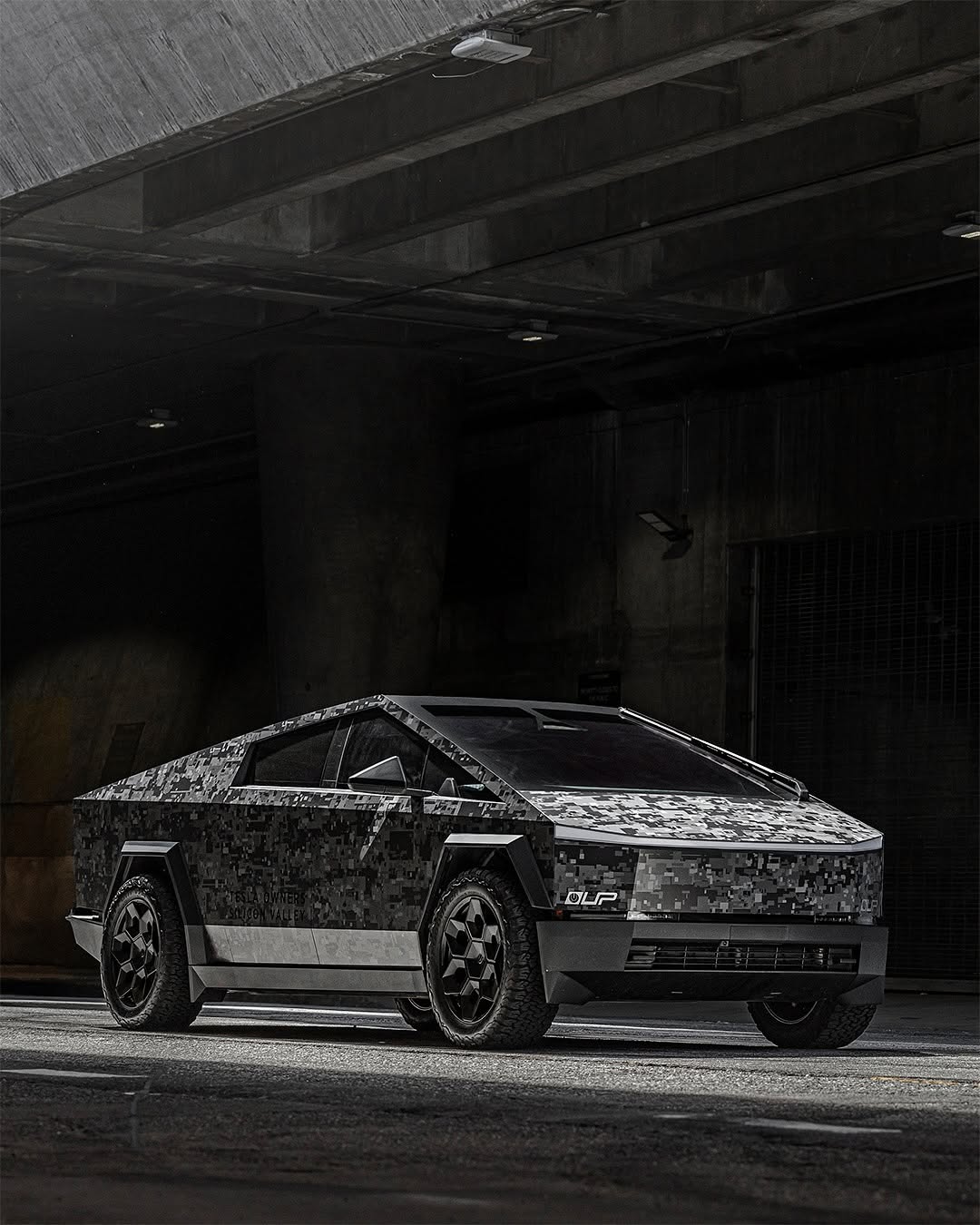 当GothAM城市ard在灰烬中时，这种塞伯克仍然会站起来。
 
22英寸的Cybrhex用BfgoodrichAllTerrAInT/A KO2轮胎wrAPP在我们的Autospateam的定制数字黑色CAM3⟧o乙烯基包装和XpelcerAMIC窗口色调中。 @unpluggedperformance