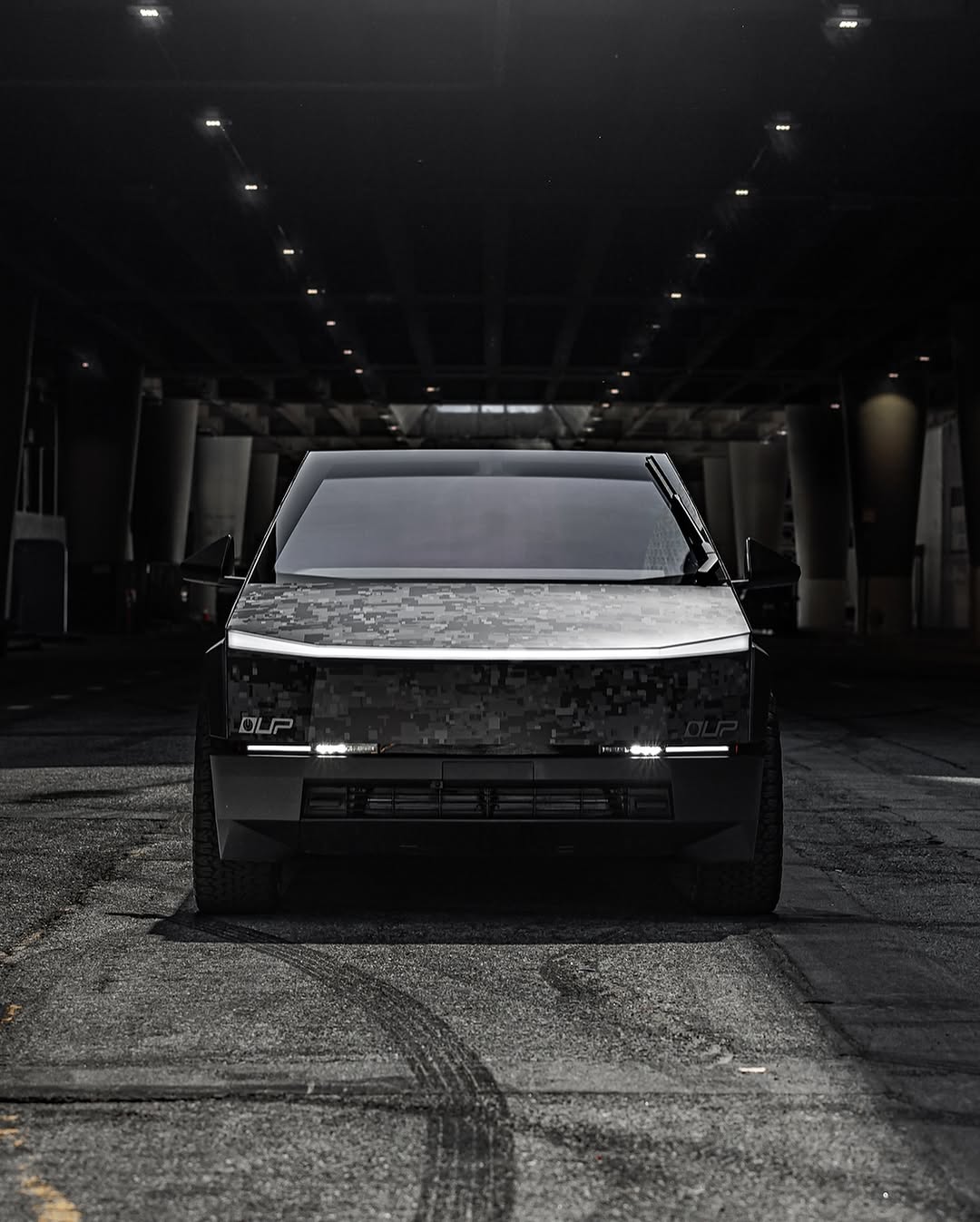 当GothAM城市ard在灰烬中时，这种塞伯克仍然会站起来。
 
22英寸的Cybrhex用BfgoodrichAllTerrAInT/A KO2轮胎wrAPP在我们的Autospateam的定制数字黑色CAM3⟧o乙烯基包装和XpelcerAMIC窗口色调中。 @unpluggedperformance