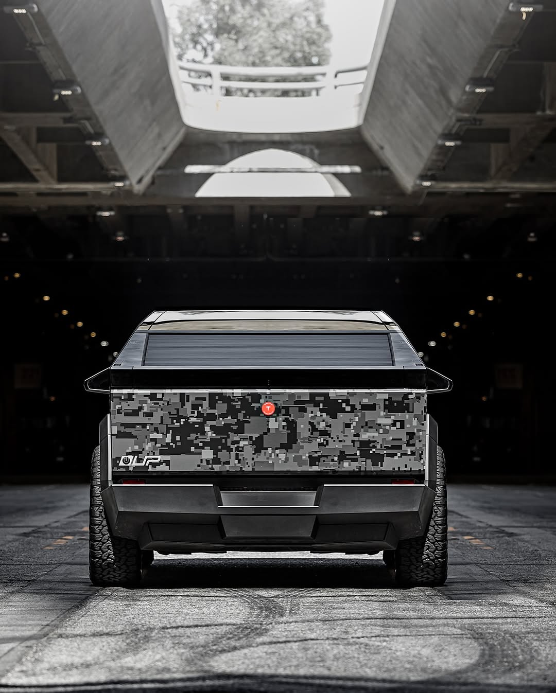 当GothAM城市ard在灰烬中时，这种塞伯克仍然会站起来。
 
22英寸的Cybrhex用BfgoodrichAllTerrAInT/A KO2轮胎wrAPP在我们的Autospateam的定制数字黑色CAM3⟧o乙烯基包装和XpelcerAMIC窗口色调中。 @unpluggedperformance