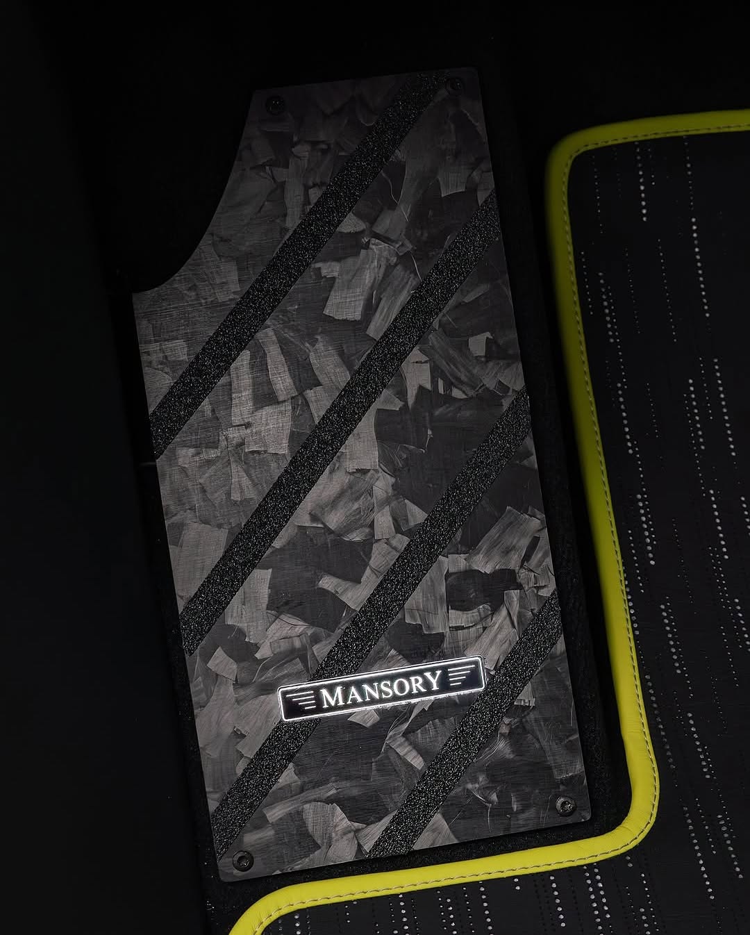 展示新近揭露的豪华塞伯里克！ 

在下面的评论中，让我们heAR您的想法ARE
#tesla #cybertruck #mansory #teslacybertruck #elonmusk #electricvehicle #carswithoutlimits @carswithoutlimits