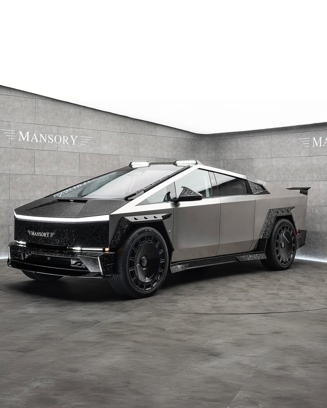 展示新近揭露的豪华塞伯里克！ 

在下面的评论中，让我们heAR您的想法ARE
#tesla #cybertruck #mansory #teslacybertruck #elonmusk #electricvehicle #carswithoutlimits @carswithoutlimits