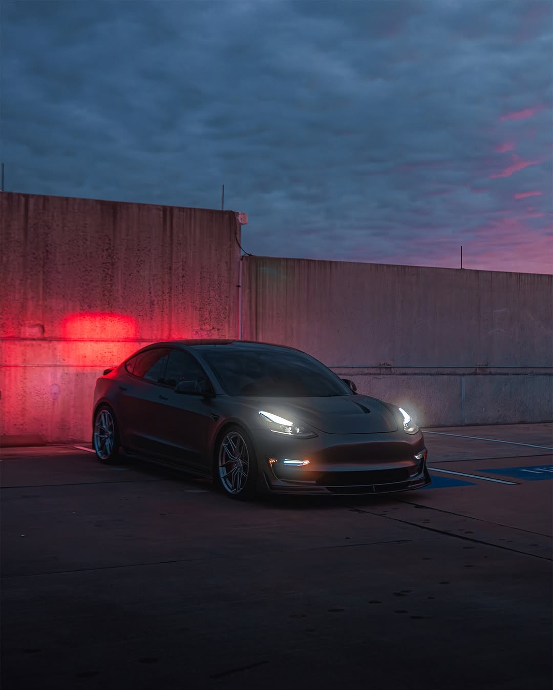 天生夜间。在dARkness中锻造。

mods列表➡️httPS：//linktr.ee/rawthemonster

@sonyalphaA6400 + Sigma 30m F1.4

 - 
 - 
 - 
 -
#tesla #modifiedtesla #teslamotors #photography #teslamodel3 #cars #electriccar #teslalife #teslacars #teslaowner #carsofinstagram #carporn #satin #satindarkgrey #wrap #car #carphotography #sonyalpha #sonya6400 #ocala #florida #hre #hrewheels #vorstiener #robotcraftsman @rawthemonster_