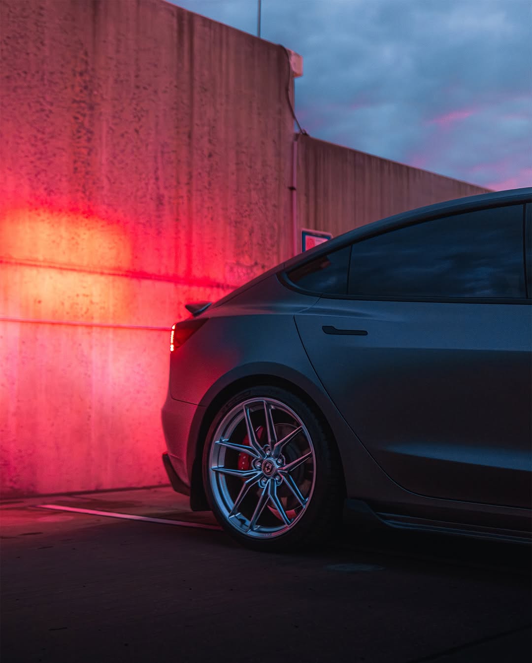 天生夜间。在dARkness中锻造。

mods列表➡️httPS：//linktr.ee/rawthemonster

@sonyalphaA6400 + Sigma 30m F1.4

 - 
 - 
 - 
 -
#tesla #modifiedtesla #teslamotors #photography #teslamodel3 #cars #electriccar #teslalife #teslacars #teslaowner #carsofinstagram #carporn #satin #satindarkgrey #wrap #car #carphotography #sonyalpha #sonya6400 #ocala #florida #hre #hrewheels #vorstiener #robotcraftsman @rawthemonster_