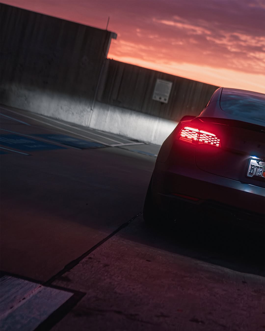 天生夜间。在dARkness中锻造。

mods列表➡️httPS：//linktr.ee/rawthemonster

@sonyalphaA6400 + Sigma 30m F1.4

 - 
 - 
 - 
 -
#tesla #modifiedtesla #teslamotors #photography #teslamodel3 #cars #electriccar #teslalife #teslacars #teslaowner #carsofinstagram #carporn #satin #satindarkgrey #wrap #car #carphotography #sonyalpha #sonya6400 #ocala #florida #hre #hrewheels #vorstiener #robotcraftsman @rawthemonster_