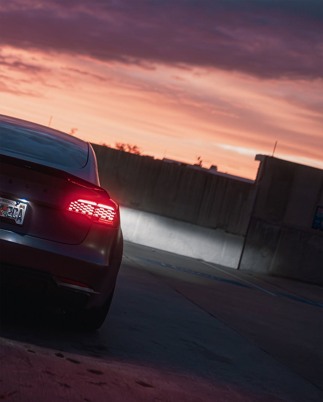 天生夜间。在dARkness中锻造。

mods列表➡️httPS：//linktr.ee/rawthemonster

@sonyalphaA6400 + Sigma 30m F1.4

 - 
 - 
 - 
 -
#tesla #modifiedtesla #teslamotors #photography #teslamodel3 #cars #electriccar #teslalife #teslacars #teslaowner #carsofinstagram #carporn #satin #satindarkgrey #wrap #car #carphotography #sonyalpha #sonya6400 #ocala #florida #hre #hrewheels #vorstiener #robotcraftsman @rawthemonster_