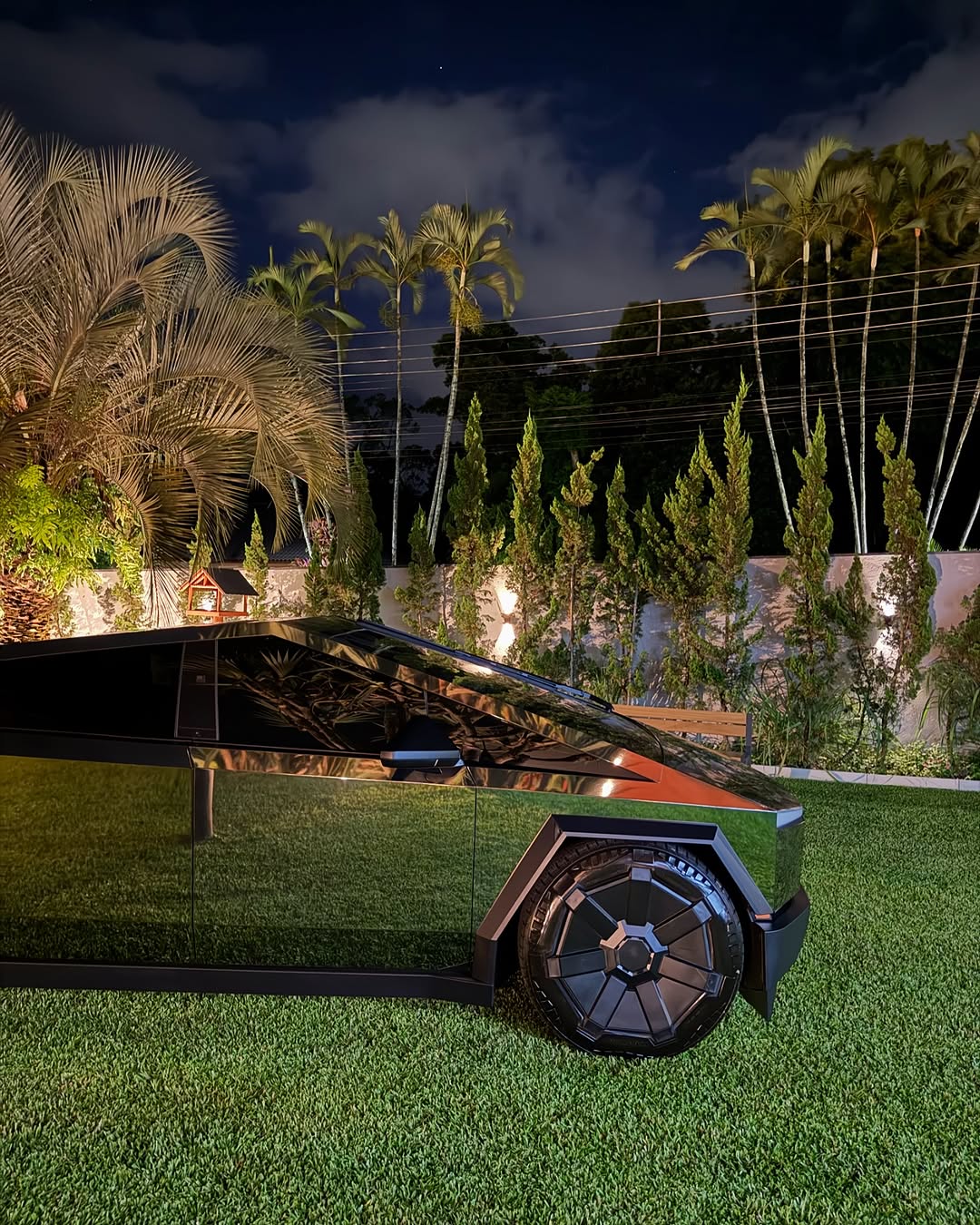 网络在黑暗铬中
网络🤣🤣🤣🤣
@teslamotors 
@petrystu@petrystudiocar
#cybertruck @daniellunelli