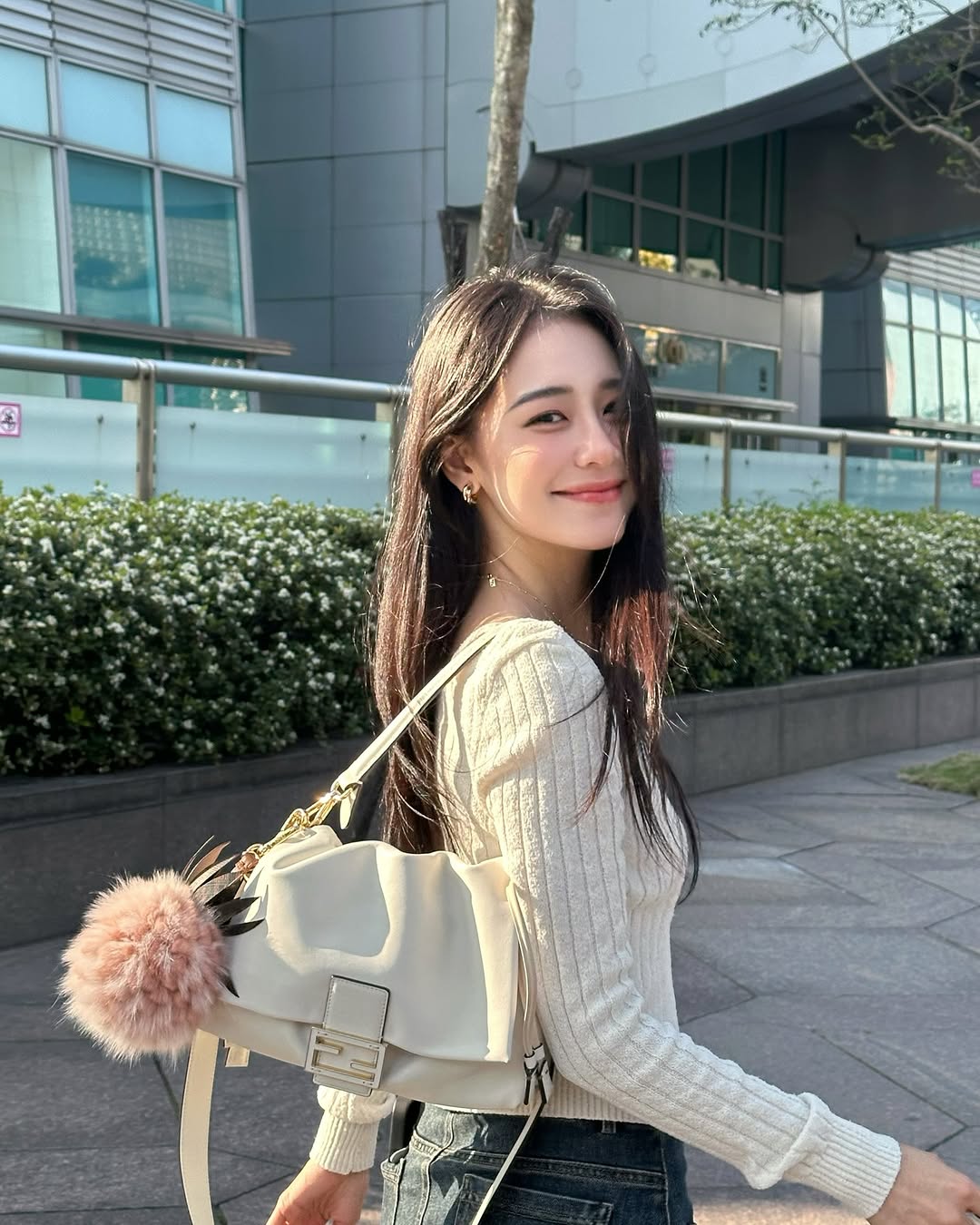 终于经过一周的rAI
还要恭喜@fendi100周年ARyy
fendi x红翼联名靴好看吗
#FendiSS25 #FendiMammaBaguette @yitzenn