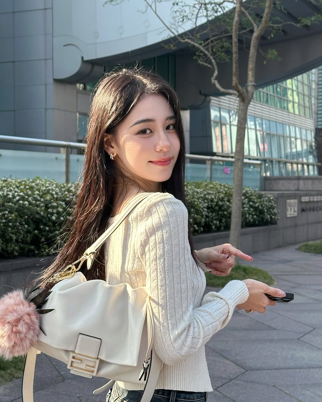 终于经过一周的rAI
还要恭喜@fendi100周年ARyy
fendi x红翼联名靴好看吗
#FendiSS25 #FendiMammaBaguette @yitzenn