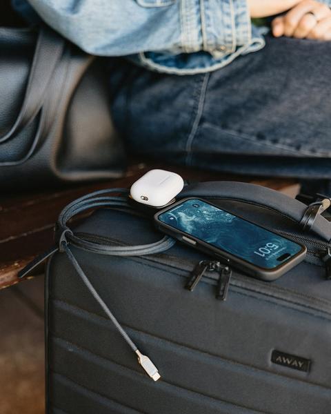 终极旅行配件?我们这样认为。
ChARge您的iPhone,AIrpods,APPLe手表等等。它具有APPLEWWAITS FASTCHARGER和USB-C连接器,这是您唯一需要包装的电缆。