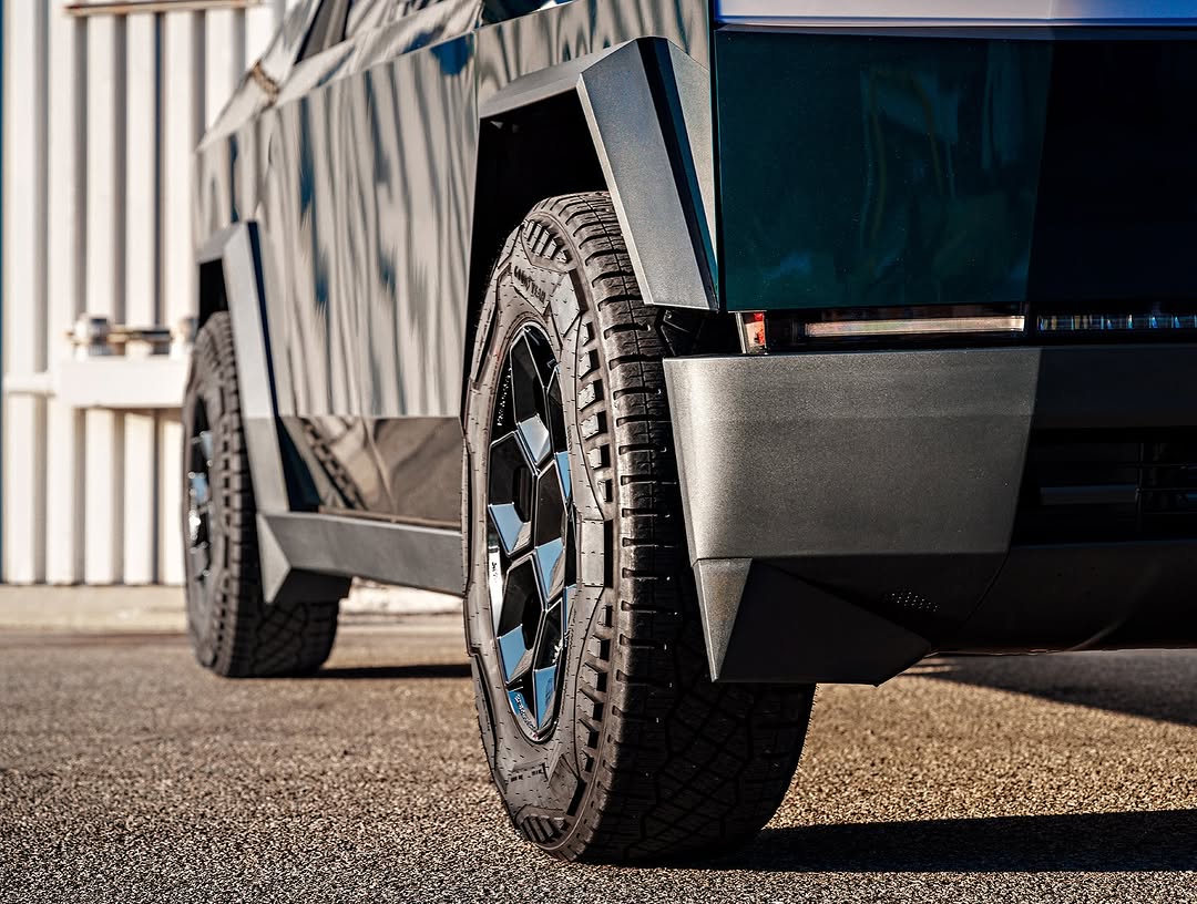 我们的Cybrhex锻造车轮具有装配，可以使您的Tesla Cyber​​truck具有OEM+姿势。 @unpluggedperformance