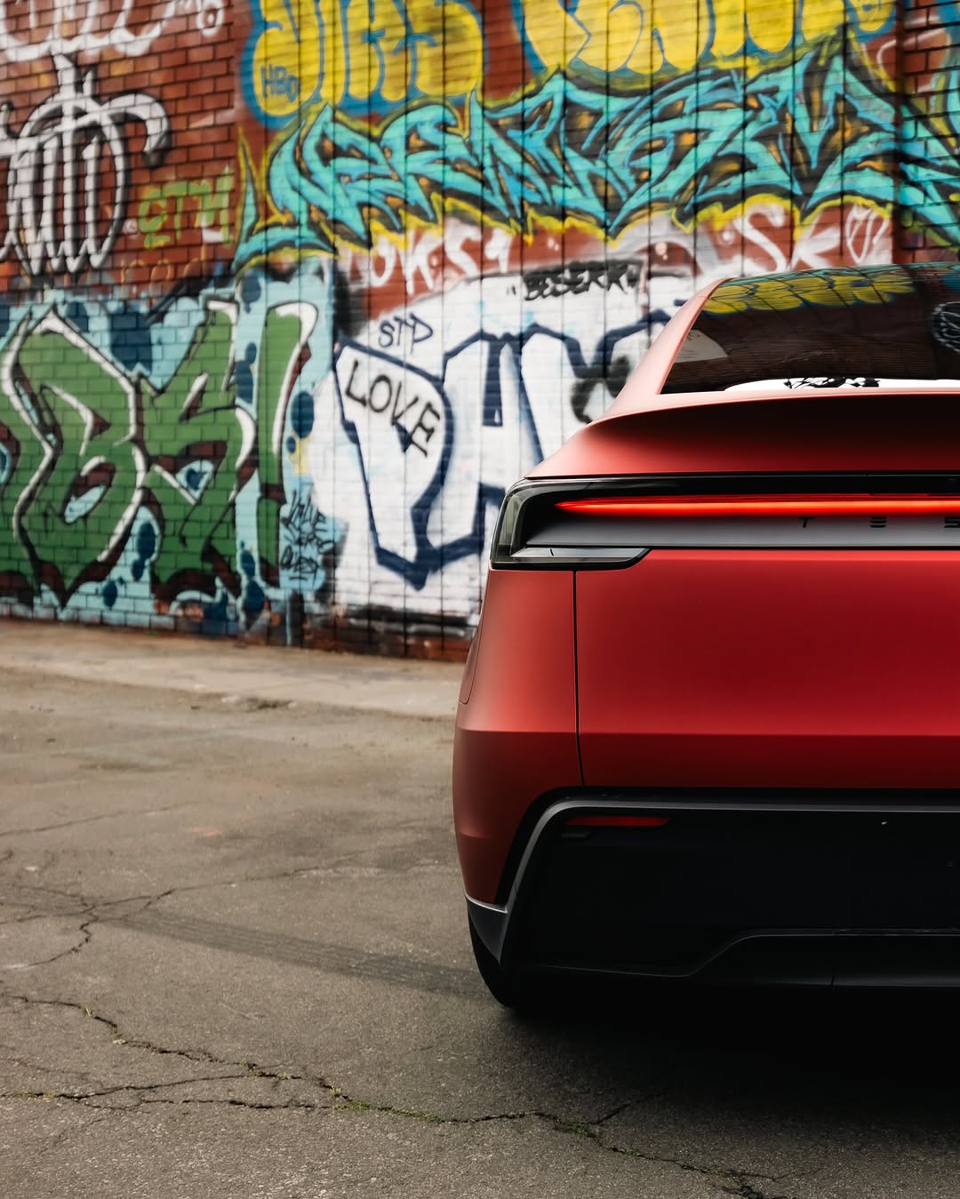 留在红色💋

为Tesla Model Y Juniper Launch Edition提供世界上第一个来自@flexishield的缎面铬红色完整PPF而感到自豪。非常感谢 @denniscw@denniscw_ytflexishieldteam信任我的过程。 

📸：@shotsbyshighguy 
@shotsbyshighguy世界：@denniscw_yt @aimwrap
•
•
•@denniscw_yt
#tesla #teslamodely #modelyjuniper #juniper #teslamotors #teslamemes #elon #flexishield #carphotography #red #wholelottared #newcar #ppf #ppfinstallation #ppffilm @aimwrap