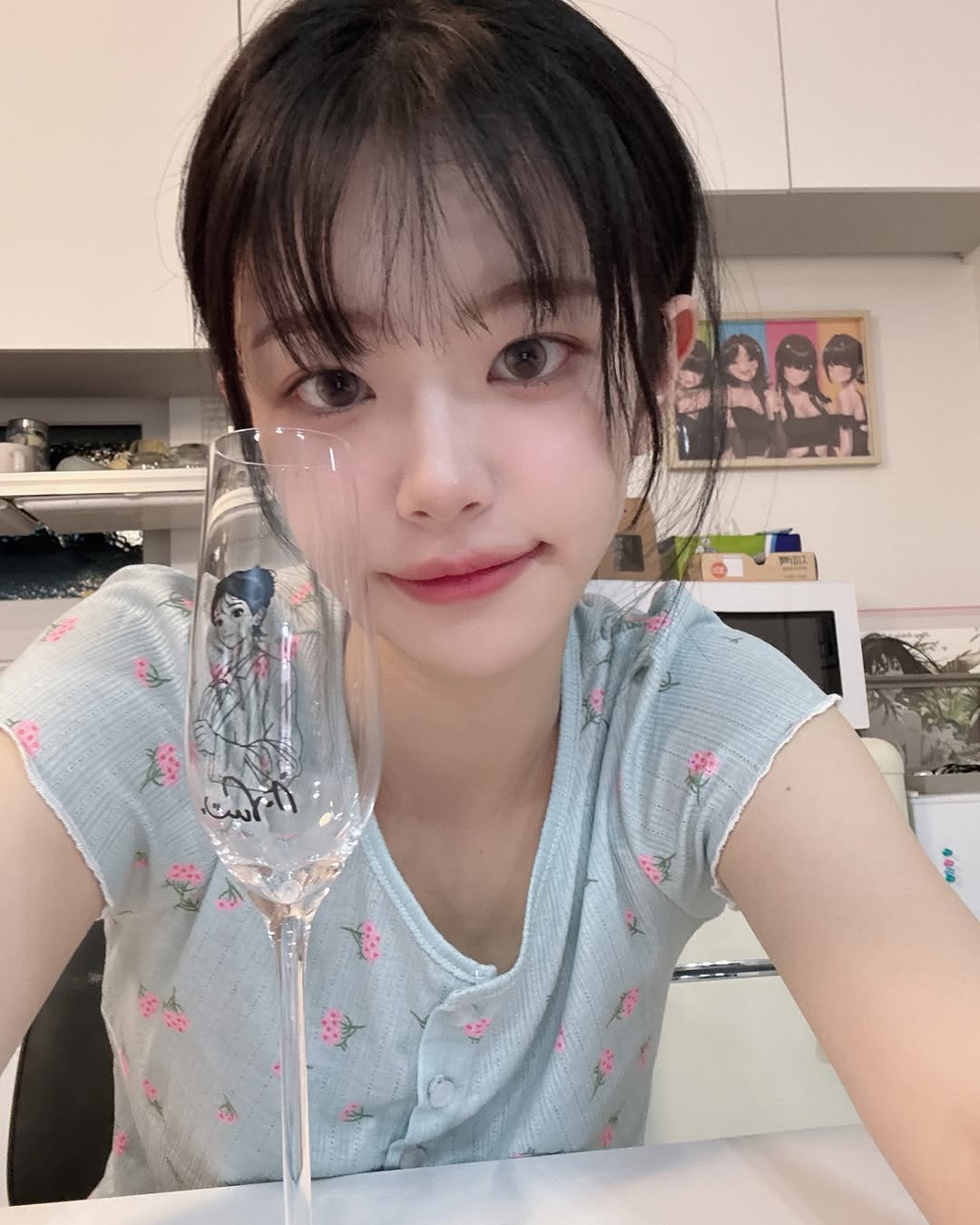 Cu X Qwer起泡酒降临了🥂
梦想成真。
杯子已经缺货，但这是一种非常美味的起泡酒！
您可以在全国CU离线商店中看到它！
您可以通过Pocket Cu应用程序中的商店检查库存，并进行预订！
收集岩石，喝一杯chorang🐶 @choda._.n
