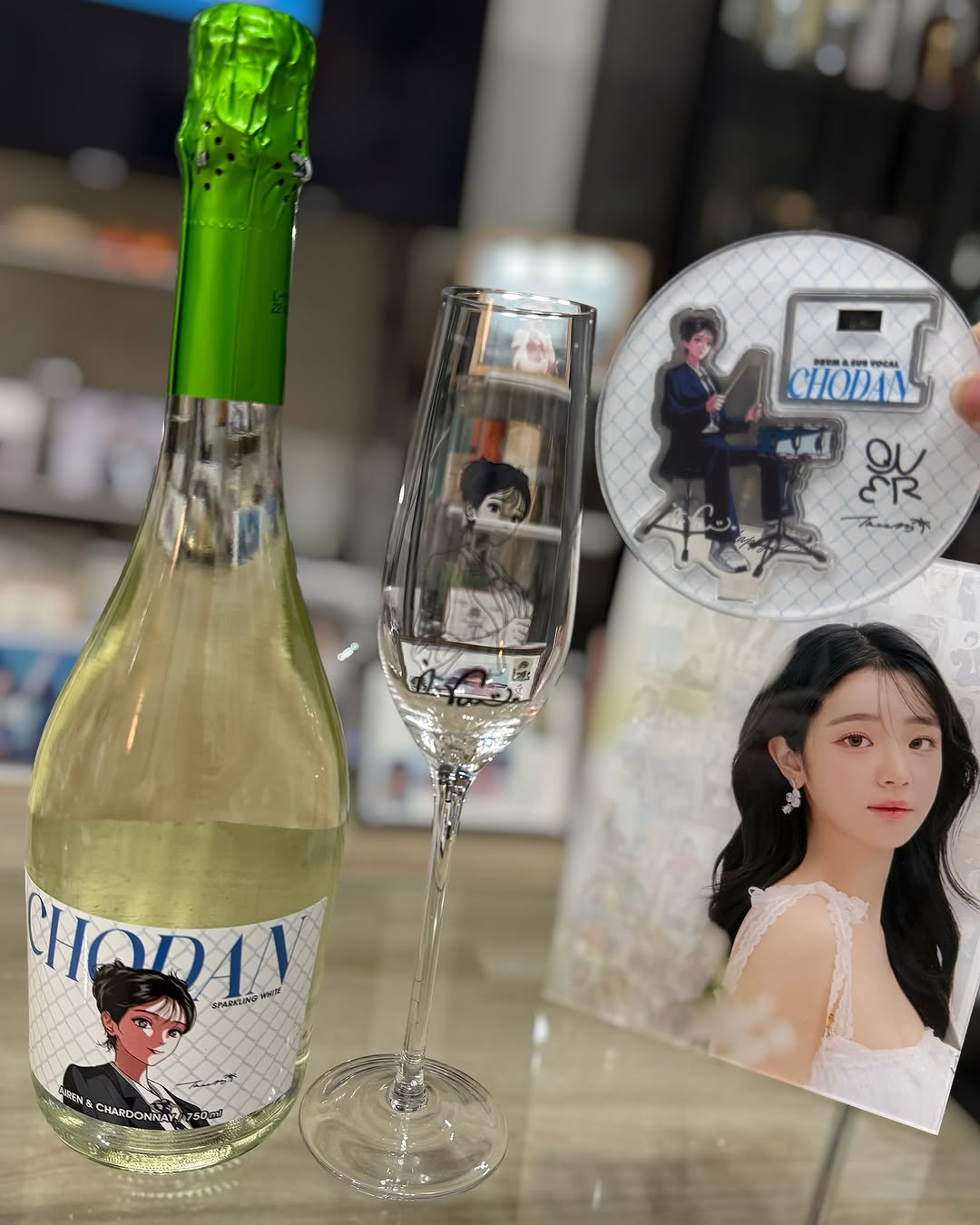 Cu X Qwer起泡酒降临了🥂
梦想成真。
杯子已经缺货，但这是一种非常美味的起泡酒！
您可以在全国CU离线商店中看到它！
您可以通过Pocket Cu应用程序中的商店检查库存，并进行预订！
收集岩石，喝一杯chorang🐶 @choda._.n