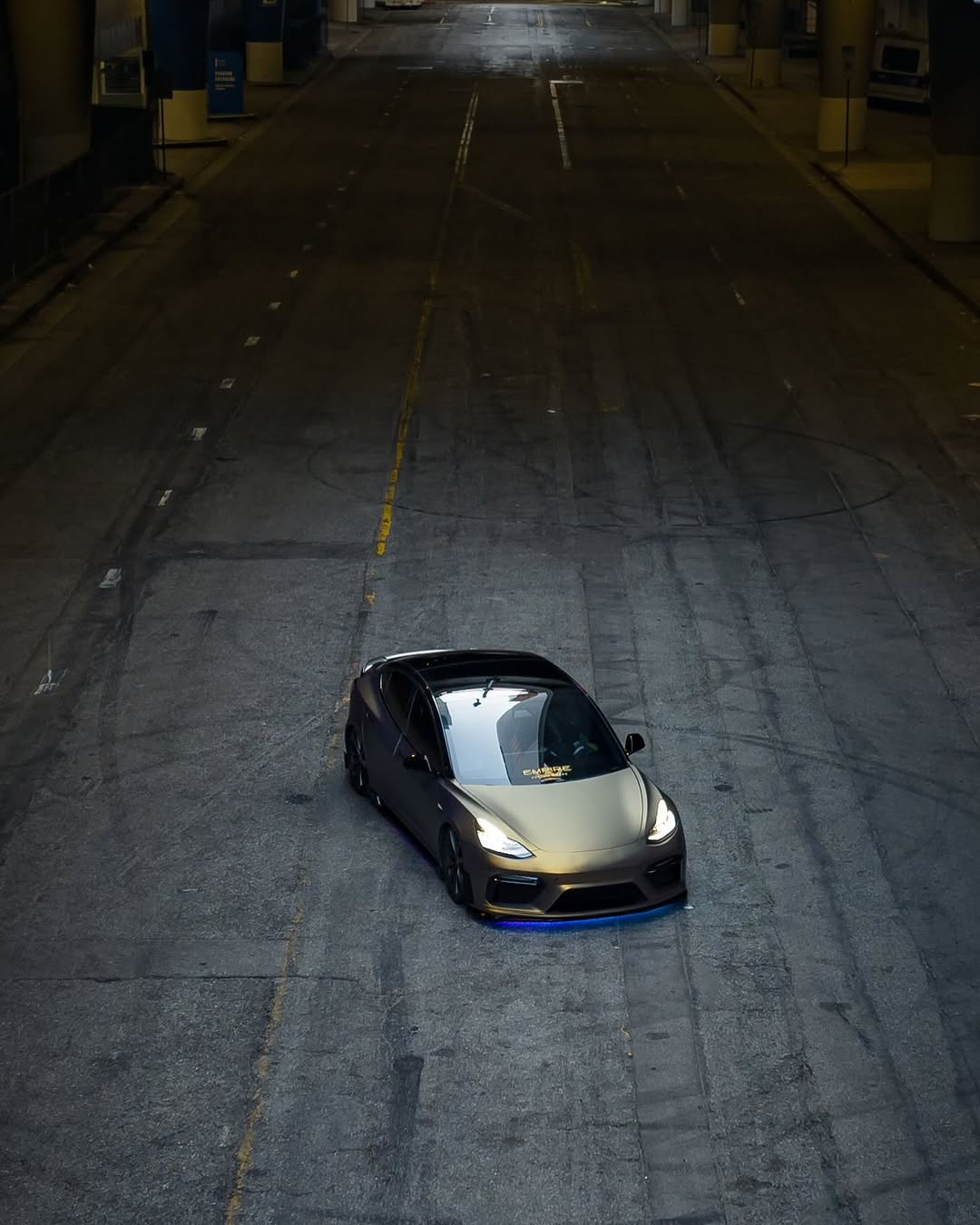 自从我们首次亮相定制前保险杠，AI0⟧RIDE悬架，HARdlineFrunk设置和LED Glow-Up以来，PARKEDKIDED在洛杉矶的Grand Street下进行了首次职业拍摄。这种构建的打击与众不同，这仅仅是开始。

向@teslaflix喊叫，以完美地捕捉氛围， @empire@empirecustomwraps开推了信封， @AI0⟧RliftPerfermancefo@airliftperformanceIT到人行道上。
#goals #goalsetter #elevate #build #buildyourempire #empire #air #bagged #baggedlife #pavement #drop #dropitlow #photoshoot #teslamodel3 #teslamodel3performance @nat_empire