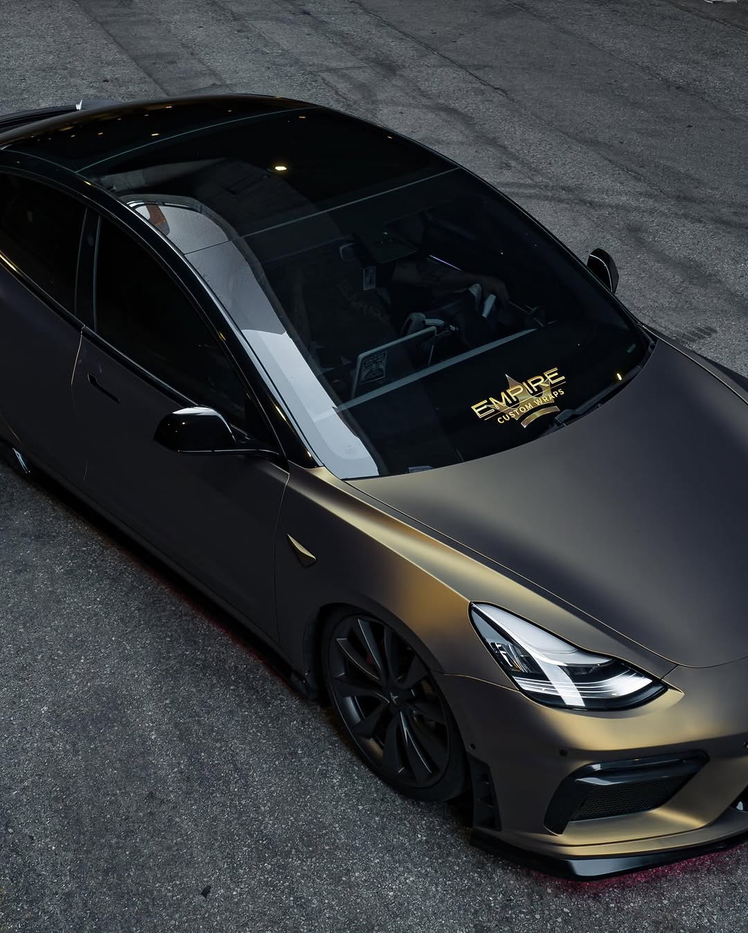 自从我们首次亮相定制前保险杠，AI0⟧RIDE悬架，HARdlineFrunk设置和LED Glow-Up以来，PARKEDKIDED在洛杉矶的Grand Street下进行了首次职业拍摄。这种构建的打击与众不同，这仅仅是开始。

向@teslaflix喊叫，以完美地捕捉氛围， @empire@empirecustomwraps开推了信封， @AI0⟧RliftPerfermancefo@airliftperformanceIT到人行道上。
#goals #goalsetter #elevate #build #buildyourempire #empire #air #bagged #baggedlife #pavement #drop #dropitlow #photoshoot #teslamodel3 #teslamodel3performance @nat_empire