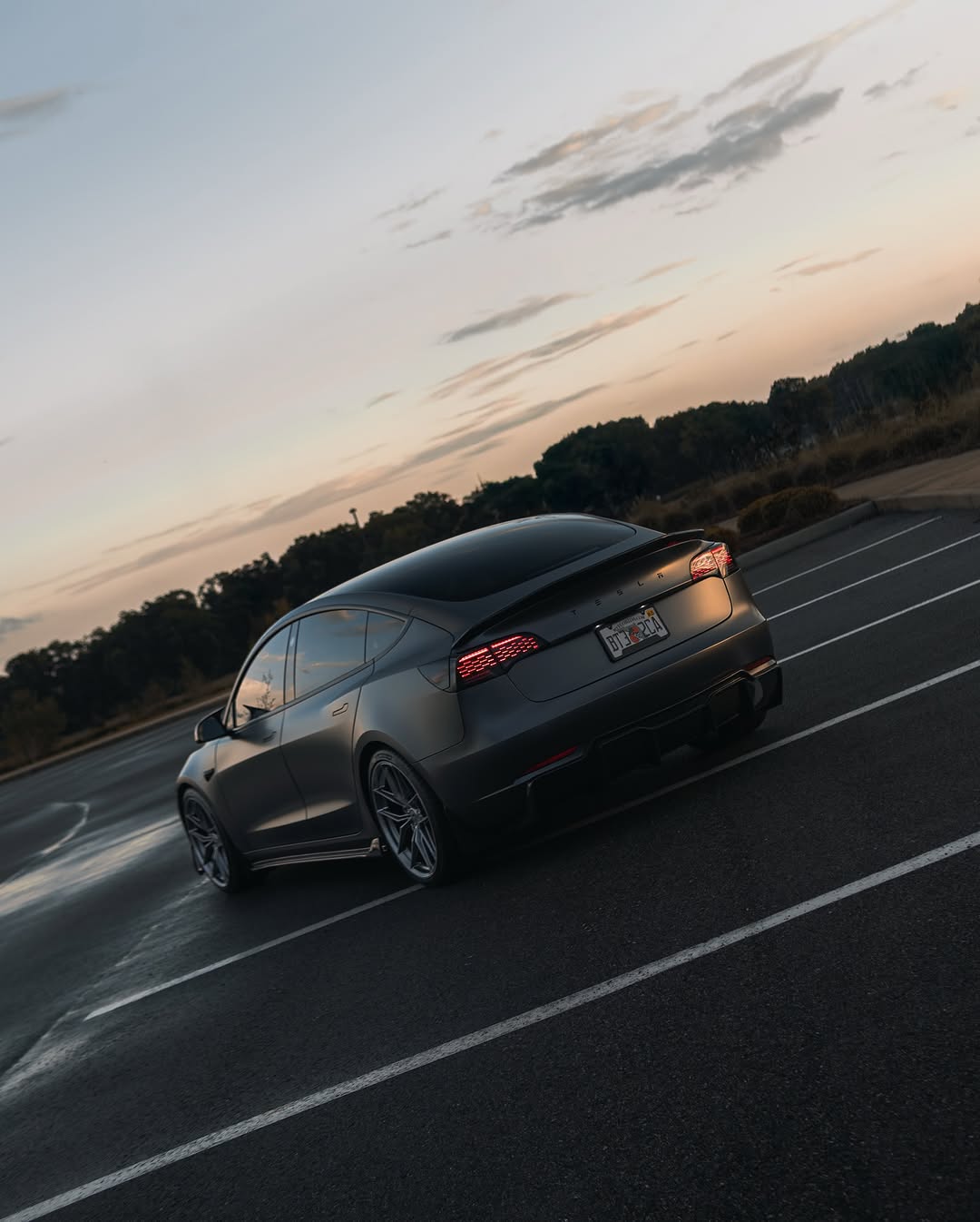 日落与此视图不同

@sonyalphaA6400 + Sigma 30m F1.4

 - 
 - 
 - 
 -
#tesla #modifiedtesla #teslamotors #photography #teslamodel3 #cars #electriccar #teslalife #teslacars #teslaowner #carsofinstagram #carporn #satin #satindarkgrey #wrap #car #carphotography #sonyalpha #sonya6400 #ocala #florida #hre #hrewheels #robotcraftsman #ruined #vorstiener @rawthemonster_