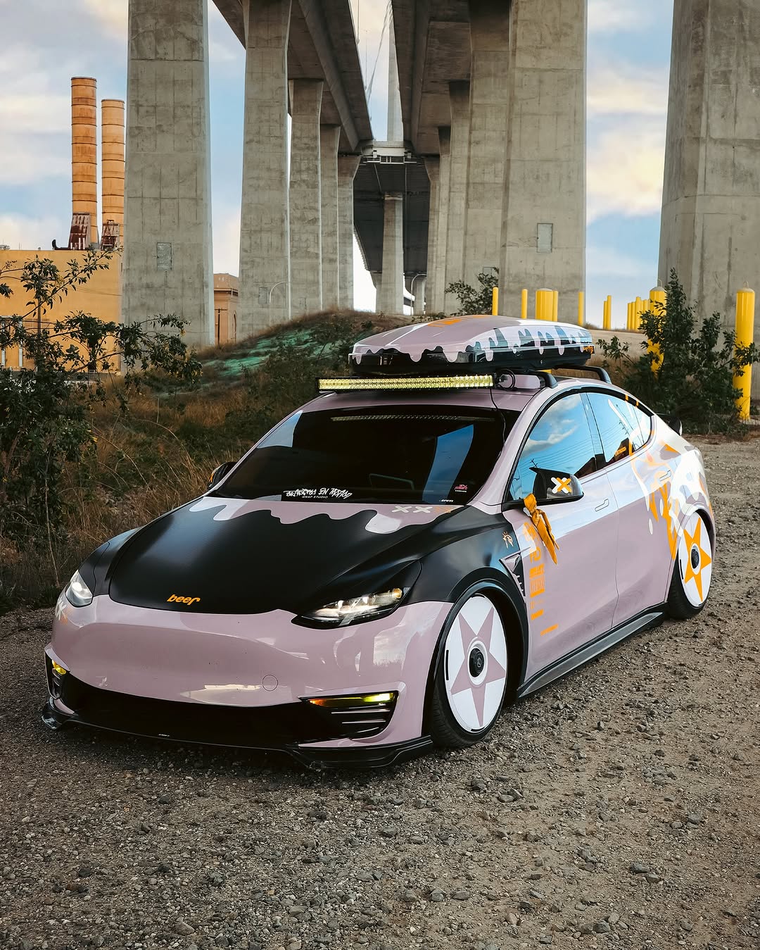 紫色Trackhawk与黄色的Brembos，我正在抓住它们像维京人一样玩耍

📸：@shotsbyshighguy 
包装： @AIMwrap
spon@aimwrapAIr_lift_performa@air_lift_performanceniceWrap_official @@iceboxxcustomsoblk_us 
•
•
@nicewrap_official@floairride@haloblk_us
#tesla #trackhawk #trackhawkjeep #teslalife #teslamodely #purple #pastelaesthetic #wraptheworld #wrapyourcar #artistryinmotion #aimwrap #teslaclub #teslaclubofamerica @srt.trackcock