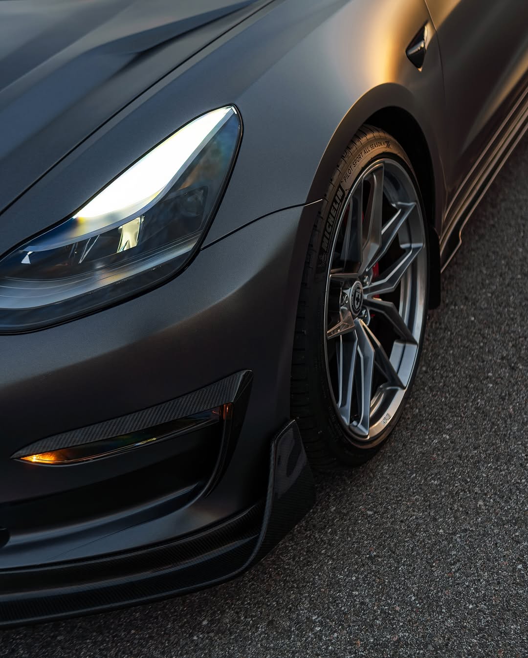 当您的车轮说的远远超出引擎 

@sonyalphaA6400 + Sigma 30m F1.4

 - 
 - 
 - 
 -
#tesla #modifiedtesla #teslamotors #photography #teslamodel3 #cars #electriccar #teslalife #teslacars #teslaowner #carsofinstagram #carporn #satin #satindarkgrey #wrap #car #carphotography #sonyalpha #sonya6400 #ocala #florida @rawthemonster_