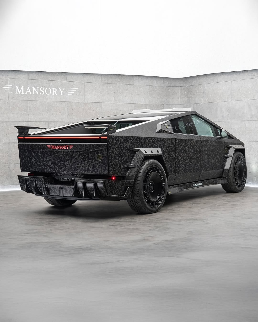 MANSORY在“蒙特卡洛顶级车展2025”上展示了针对特斯拉Cybertruck的扩展定制项目，延续了MANSORY为特斯拉品牌制定的产品策略。 全新的“MANSORY Evo加长版”：全车部件采用全碳纤维材质；限量版；全真皮内饰；车顶附加前大灯；26英寸“FD15”轮毂；高性能公路轮胎——更多细节待揭晓。 综合CO2排放量：0 g/km 能耗：26.1 kWh/100km @mansory