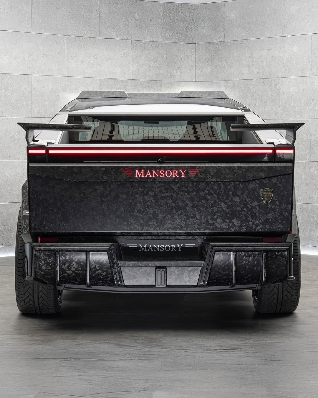 MANSORY在“蒙特卡洛顶级车展2025”上展示了针对特斯拉Cybertruck的扩展定制项目，延续了MANSORY为特斯拉品牌制定的产品策略。 全新的“MANSORY Evo加长版”：全车部件采用全碳纤维材质；限量版；全真皮内饰；车顶附加前大灯；26英寸“FD15”轮毂；高性能公路轮胎——更多细节待揭晓。 综合CO2排放量：0 g/km 能耗：26.1 kWh/100km @mansory
