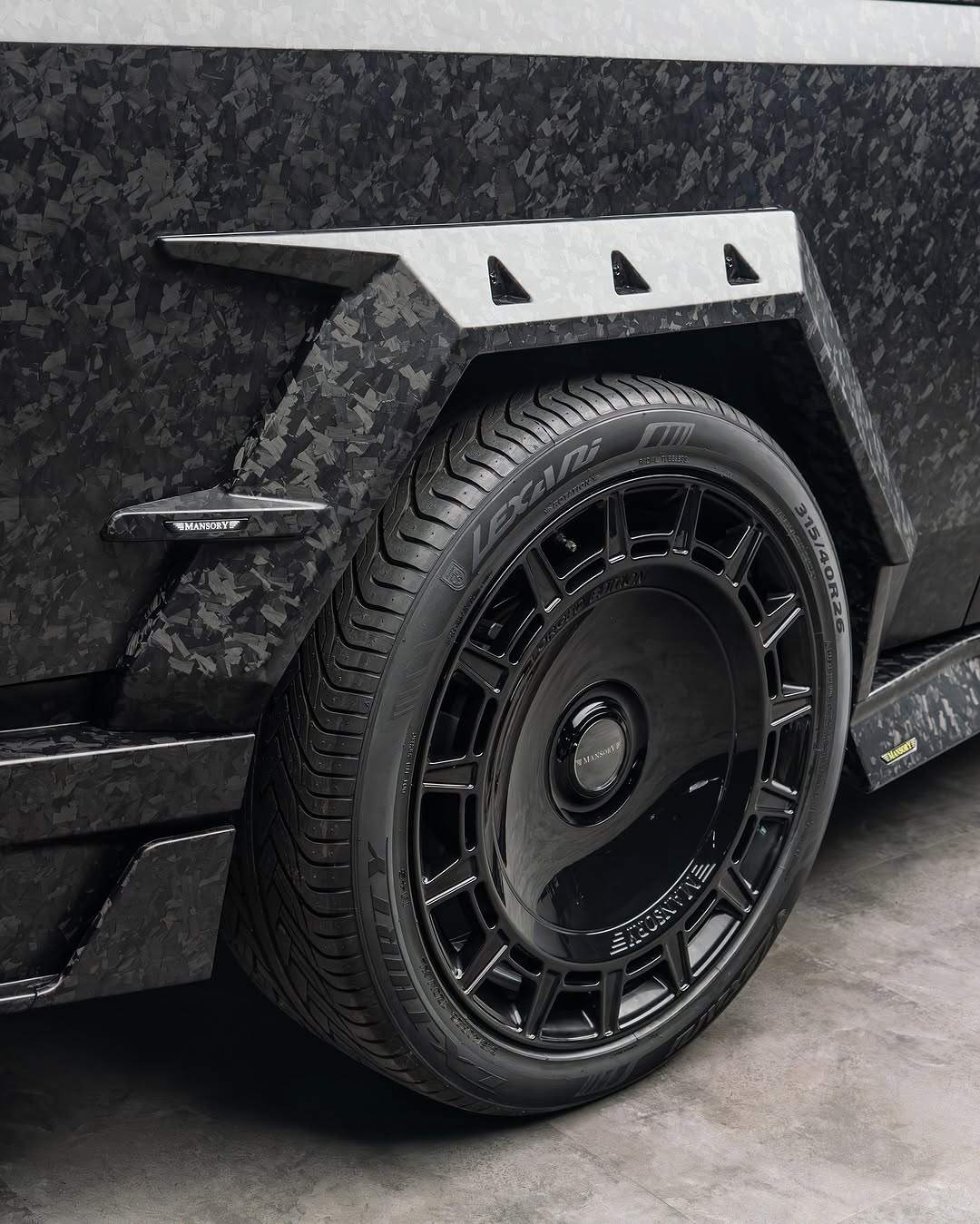 MANSORY在“蒙特卡洛顶级车展2025”上展示了针对特斯拉Cybertruck的扩展定制项目，延续了MANSORY为特斯拉品牌制定的产品策略。 全新的“MANSORY Evo加长版”：全车部件采用全碳纤维材质；限量版；全真皮内饰；车顶附加前大灯；26英寸“FD15”轮毂；高性能公路轮胎——更多细节待揭晓。 综合CO2排放量：0 g/km 能耗：26.1 kWh/100km @mansory