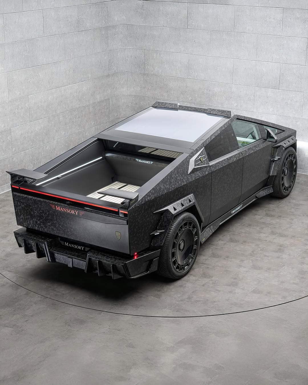 MANSORY在“蒙特卡洛顶级车展2025”上展示了针对特斯拉Cybertruck的扩展定制项目，延续了MANSORY为特斯拉品牌制定的产品策略。 全新的“MANSORY Evo加长版”：全车部件采用全碳纤维材质；限量版；全真皮内饰；车顶附加前大灯；26英寸“FD15”轮毂；高性能公路轮胎——更多细节待揭晓。 综合CO2排放量：0 g/km 能耗：26.1 kWh/100km @mansory