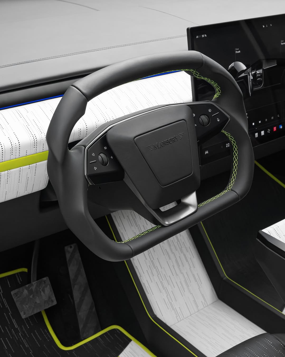 MANSORY在“蒙特卡洛顶级车展2025”上展示了针对特斯拉Cybertruck的扩展定制项目，延续了MANSORY为特斯拉品牌制定的产品策略。 全新的“MANSORY Evo加长版”：全车部件采用全碳纤维材质；限量版；全真皮内饰；车顶附加前大灯；26英寸“FD15”轮毂；高性能公路轮胎——更多细节待揭晓。 综合CO2排放量：0 g/km 能耗：26.1 kWh/100km @mansory