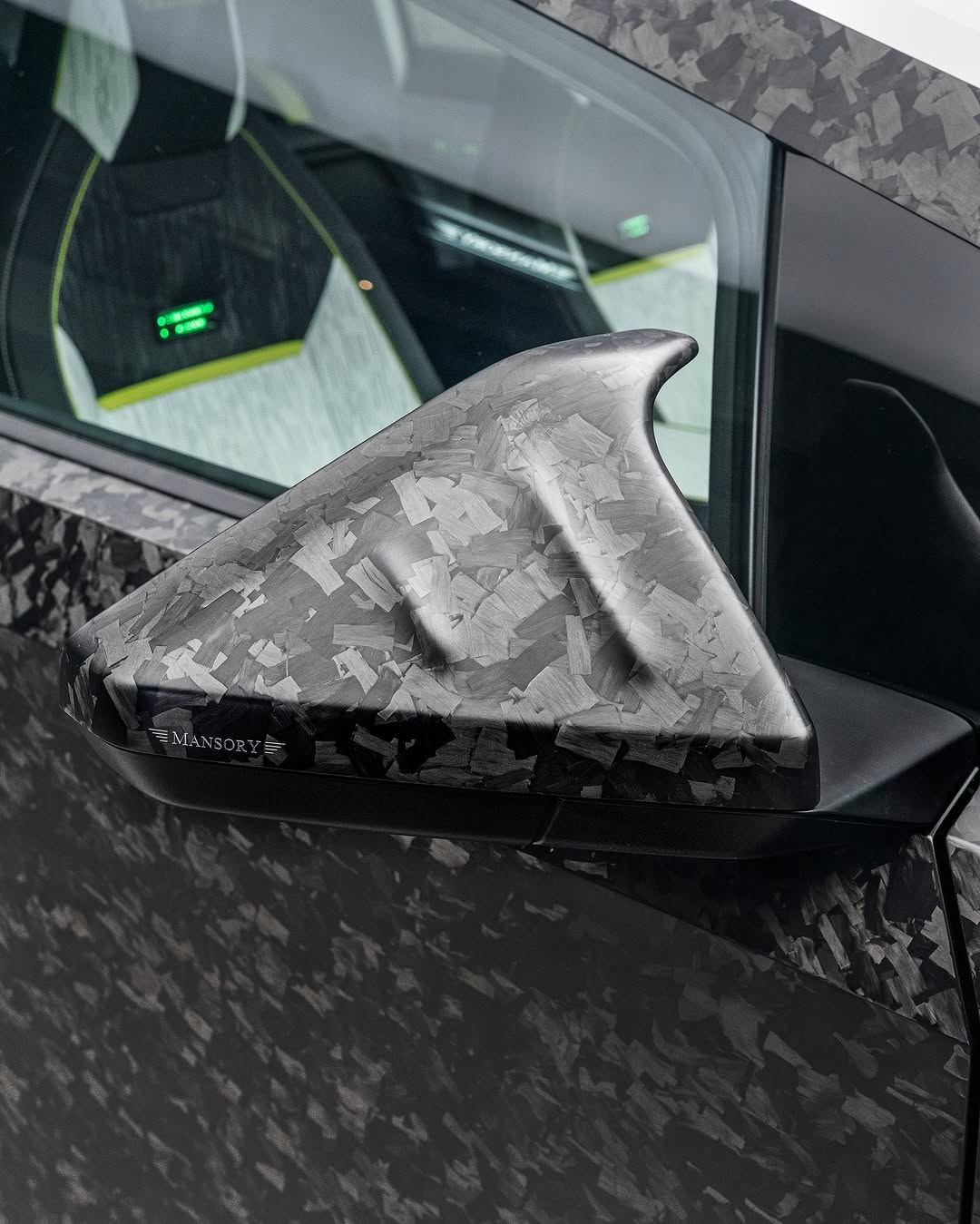 MANSORY在“蒙特卡洛顶级车展2025”上展示了针对特斯拉Cybertruck的扩展定制项目，延续了MANSORY为特斯拉品牌制定的产品策略。 全新的“MANSORY Evo加长版”：全车部件采用全碳纤维材质；限量版；全真皮内饰；车顶附加前大灯；26英寸“FD15”轮毂；高性能公路轮胎——更多细节待揭晓。 综合CO2排放量：0 g/km 能耗：26.1 kWh/100km @mansory