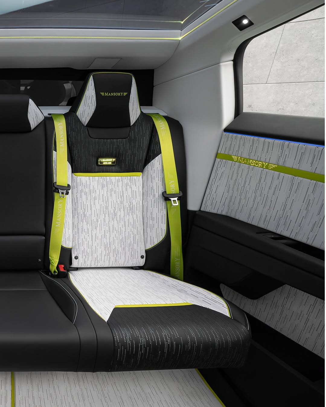 MANSORY在“蒙特卡洛顶级车展2025”上展示了针对特斯拉Cybertruck的扩展定制项目，延续了MANSORY为特斯拉品牌制定的产品策略。 全新的“MANSORY Evo加长版”：全车部件采用全碳纤维材质；限量版；全真皮内饰；车顶附加前大灯；26英寸“FD15”轮毂；高性能公路轮胎——更多细节待揭晓。 综合CO2排放量：0 g/km 能耗：26.1 kWh/100km @mansory