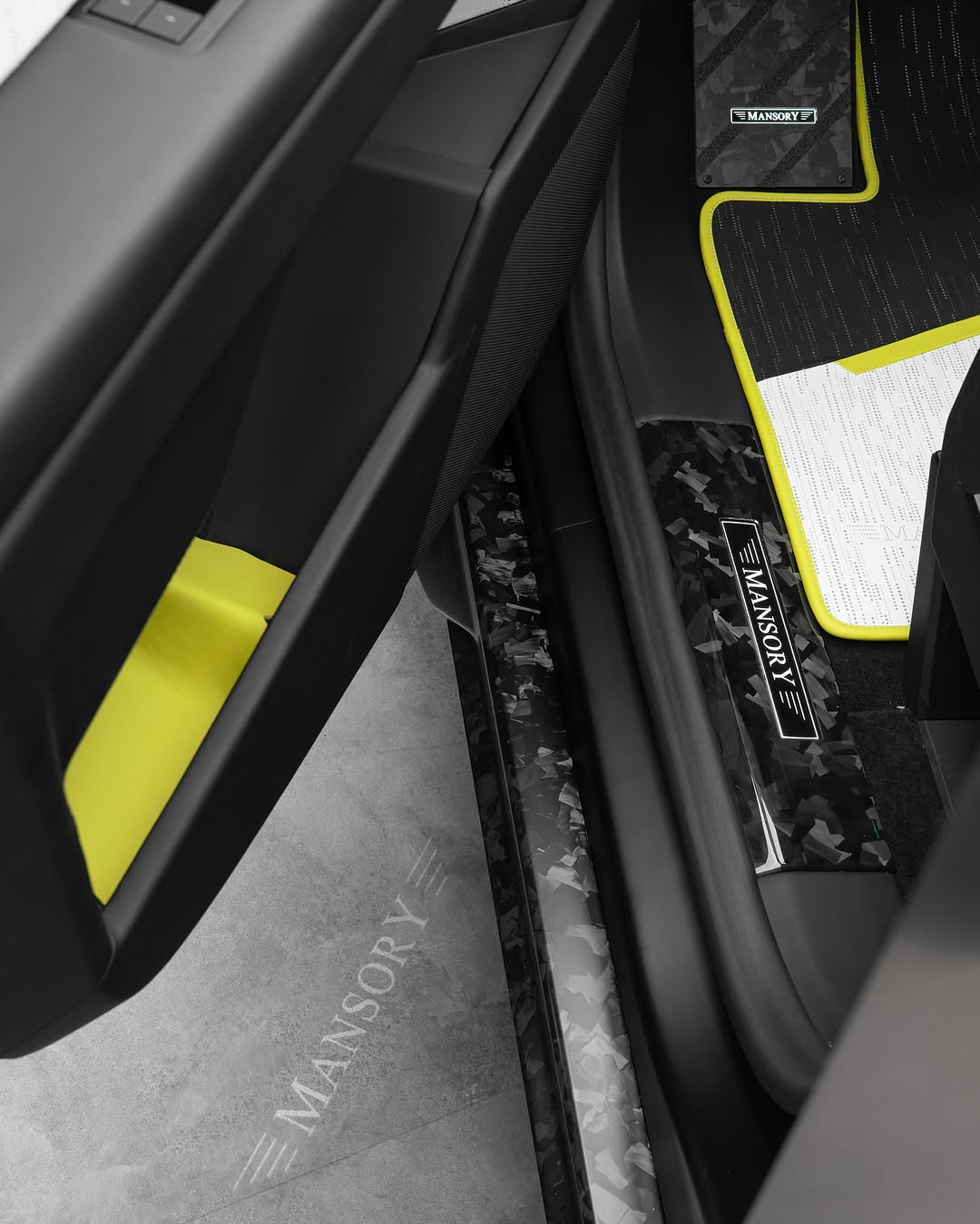 MANSORY在“蒙特卡洛顶级车展2025”上展示了针对特斯拉Cybertruck的扩展定制项目，延续了MANSORY为特斯拉品牌制定的产品策略。 全新的“MANSORY Evo加长版”：全车部件采用全碳纤维材质；限量版；全真皮内饰；车顶附加前大灯；26英寸“FD15”轮毂；高性能公路轮胎——更多细节待揭晓。 综合CO2排放量：0 g/km 能耗：26.1 kWh/100km @mansory