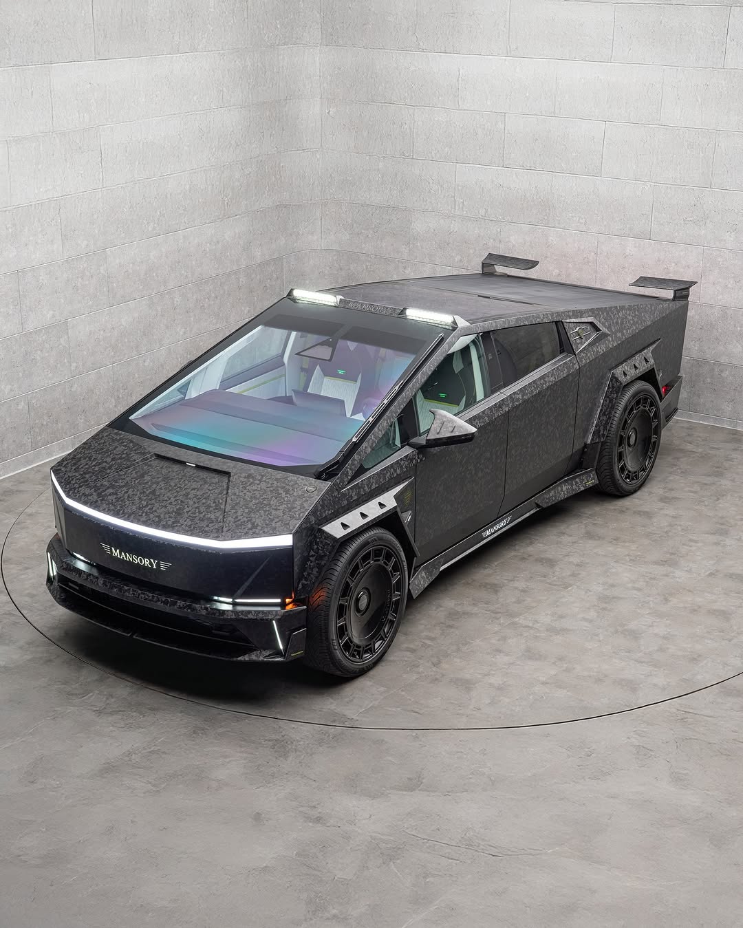 MANSORY在“蒙特卡洛顶级车展2025”上展示了针对特斯拉Cybertruck的扩展定制项目，延续了MANSORY为特斯拉品牌制定的产品策略。 全新的“MANSORY Evo加长版”：全车部件采用全碳纤维材质；限量版；全真皮内饰；车顶附加前大灯；26英寸“FD15”轮毂；高性能公路轮胎——更多细节待揭晓。 综合CO2排放量：0 g/km 能耗：26.1 kWh/100km @mansory