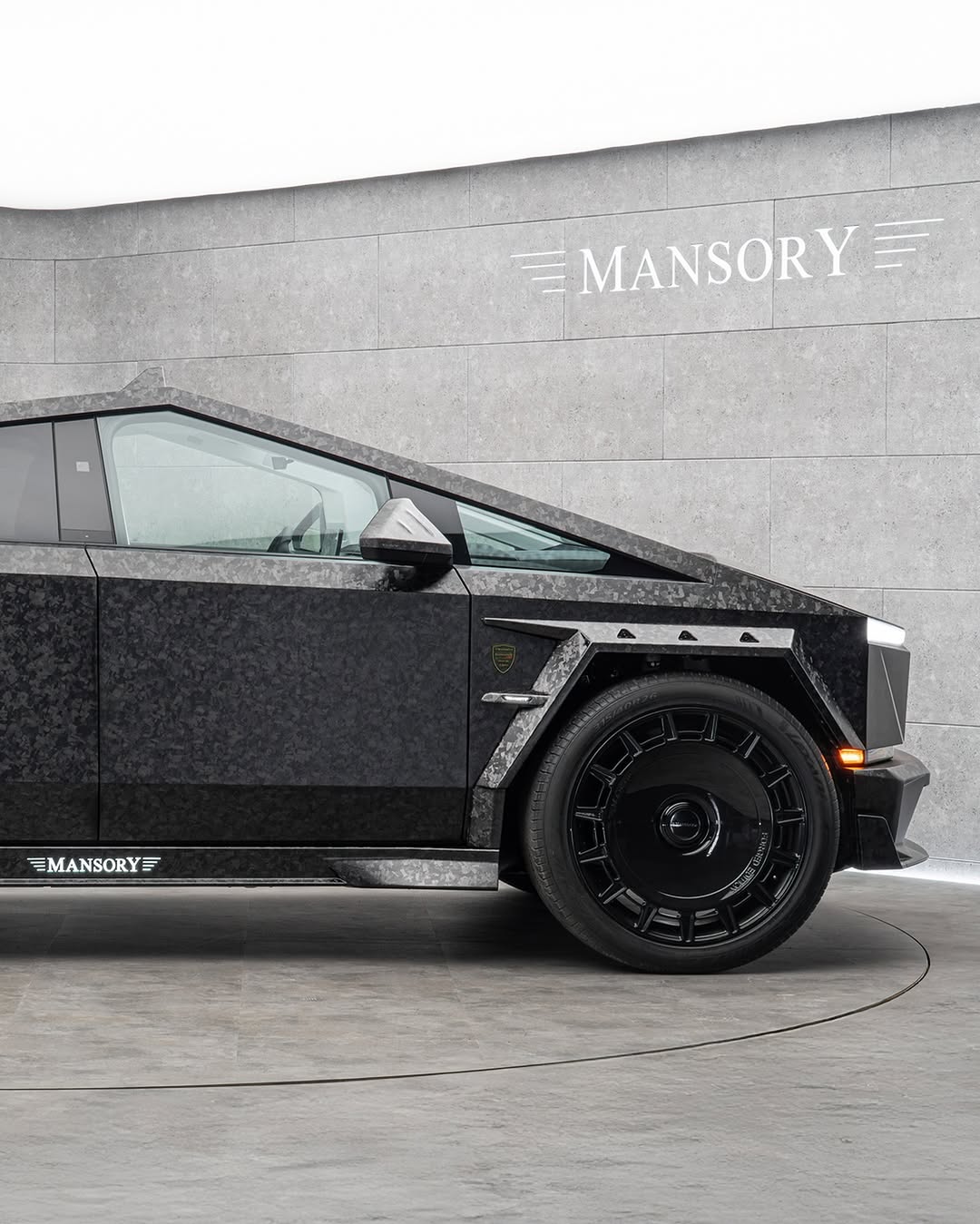 MANSORY在“蒙特卡洛顶级车展2025”上展示了针对特斯拉Cybertruck的扩展定制项目，延续了MANSORY为特斯拉品牌制定的产品策略。 全新的“MANSORY Evo加长版”：全车部件采用全碳纤维材质；限量版；全真皮内饰；车顶附加前大灯；26英寸“FD15”轮毂；高性能公路轮胎——更多细节待揭晓。 综合CO2排放量：0 g/km 能耗：26.1 kWh/100km @mansory