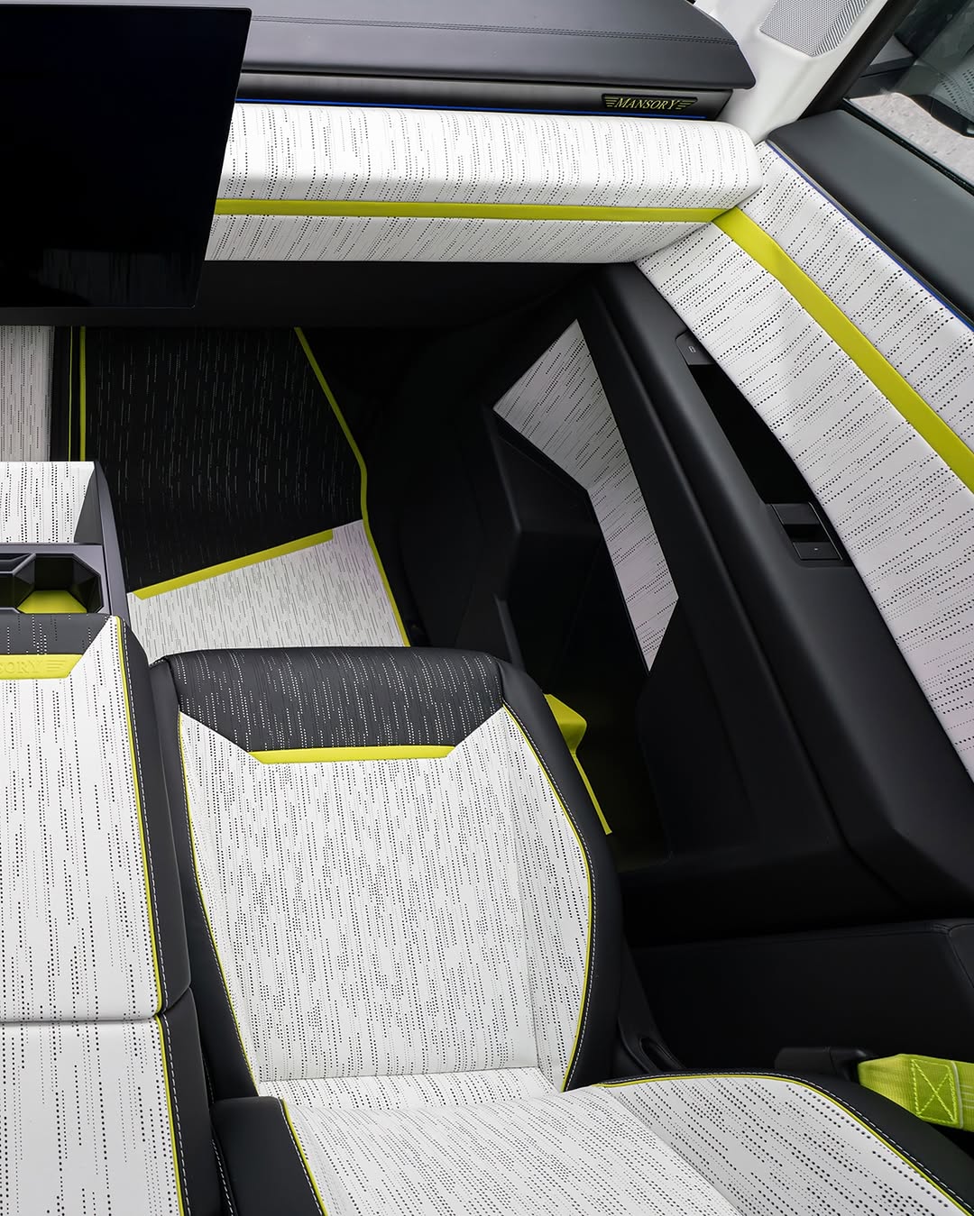 MANSORY在“蒙特卡洛顶级车展2025”上展示了针对特斯拉Cybertruck的扩展定制项目，延续了MANSORY为特斯拉品牌制定的产品策略。 全新的“MANSORY Evo加长版”：全车部件采用全碳纤维材质；限量版；全真皮内饰；车顶附加前大灯；26英寸“FD15”轮毂；高性能公路轮胎——更多细节待揭晓。 综合CO2排放量：0 g/km 能耗：26.1 kWh/100km @mansory