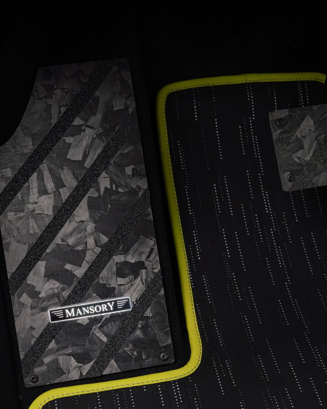 MANSORY在“蒙特卡洛顶级车展2025”上展示了针对特斯拉Cybertruck的扩展定制项目，延续了MANSORY为特斯拉品牌制定的产品策略。 全新的“MANSORY Evo加长版”：全车部件采用全碳纤维材质；限量版；全真皮内饰；车顶附加前大灯；26英寸“FD15”轮毂；高性能公路轮胎——更多细节待揭晓。 综合CO2排放量：0 g/km 能耗：26.1 kWh/100km @mansory