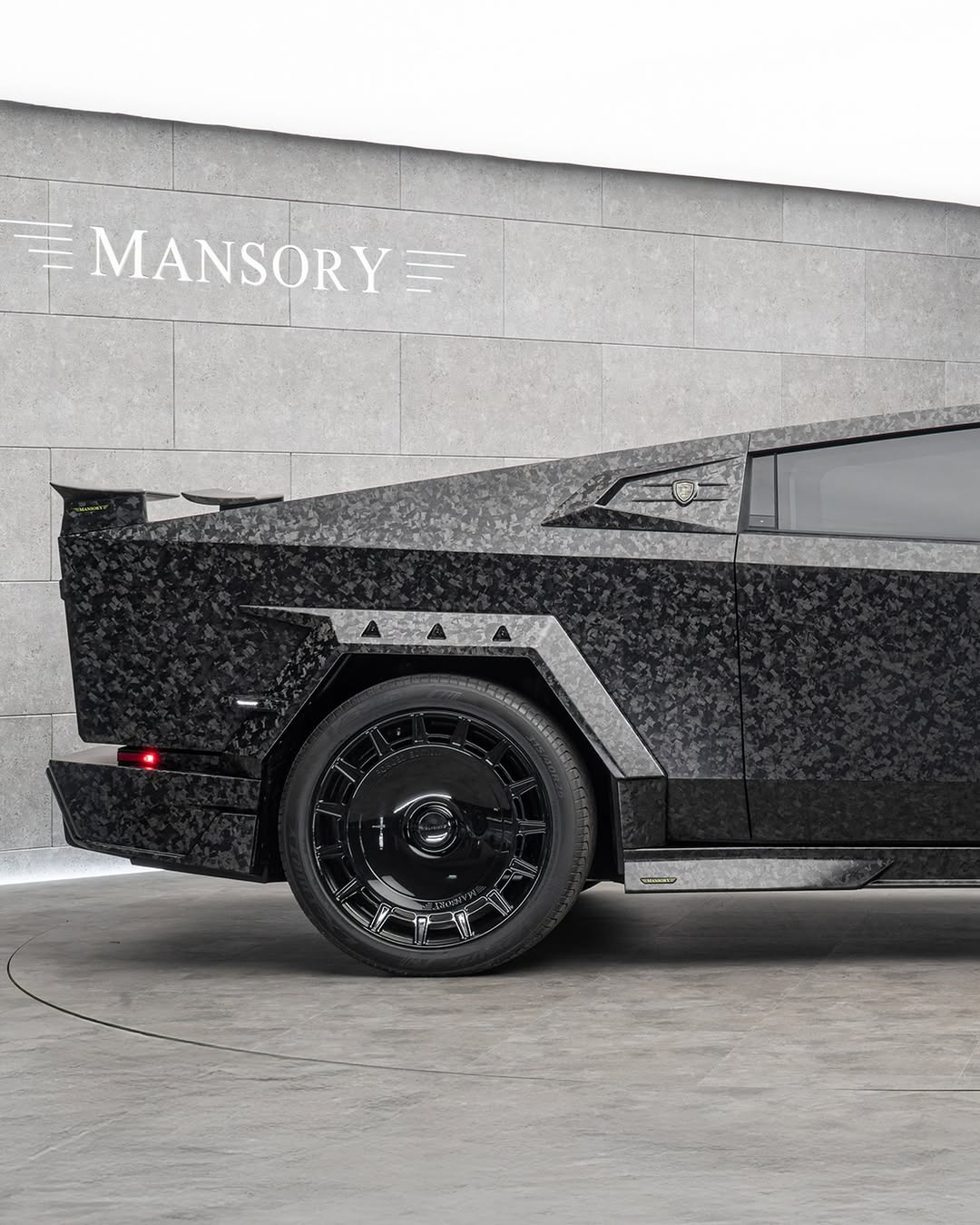 MANSORY在“蒙特卡洛顶级车展2025”上展示了针对特斯拉Cybertruck的扩展定制项目，延续了MANSORY为特斯拉品牌制定的产品策略。 全新的“MANSORY Evo加长版”：全车部件采用全碳纤维材质；限量版；全真皮内饰；车顶附加前大灯；26英寸“FD15”轮毂；高性能公路轮胎——更多细节待揭晓。 综合CO2排放量：0 g/km 能耗：26.1 kWh/100km @mansory