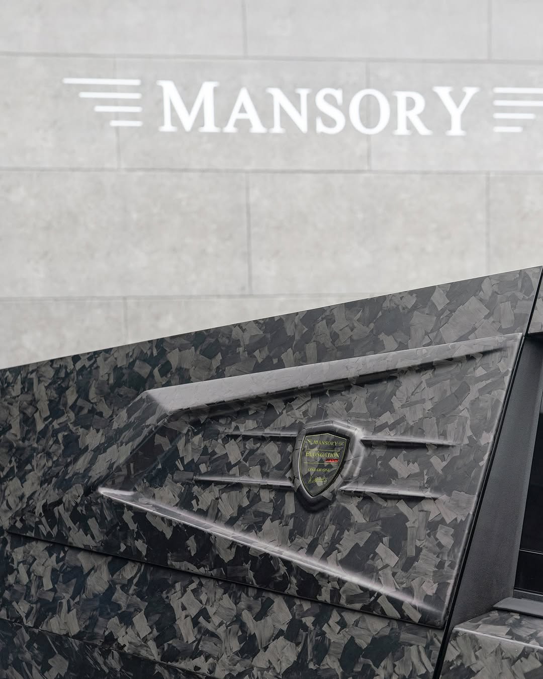 MANSORY在“蒙特卡洛顶级车展2025”上展示了针对特斯拉Cybertruck的扩展定制项目，延续了MANSORY为特斯拉品牌制定的产品策略。 全新的“MANSORY Evo加长版”：全车部件采用全碳纤维材质；限量版；全真皮内饰；车顶附加前大灯；26英寸“FD15”轮毂；高性能公路轮胎——更多细节待揭晓。 综合CO2排放量：0 g/km 能耗：26.1 kWh/100km @mansory