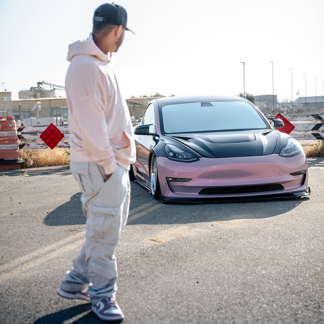 🚗🚶🏽‍♂️
.
.
📸: @gerardosc7 
.
.
.
.
.
#explore #explorepage #tesla #pink #photo #fuerzaregida #lowered #bagged #trend #fyp