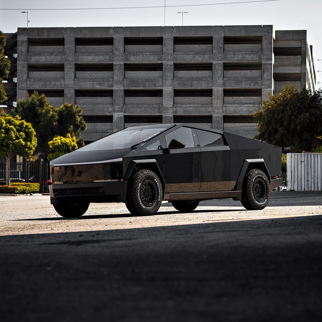 这位客户的Cybertruck刚刚换上了全新的凶悍外观——UP-03防脱轮毂锻造轮圈和@bfgoodrichtiresKO3轮胎。 @unpluggedperformance