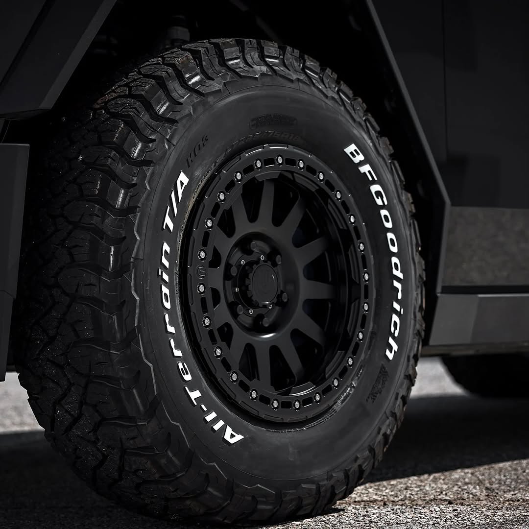 这位客户的Cybertruck刚刚换上了全新的凶悍外观——UP-03防脱轮毂锻造轮圈和@bfgoodrichtiresKO3轮胎。 @unpluggedperformance