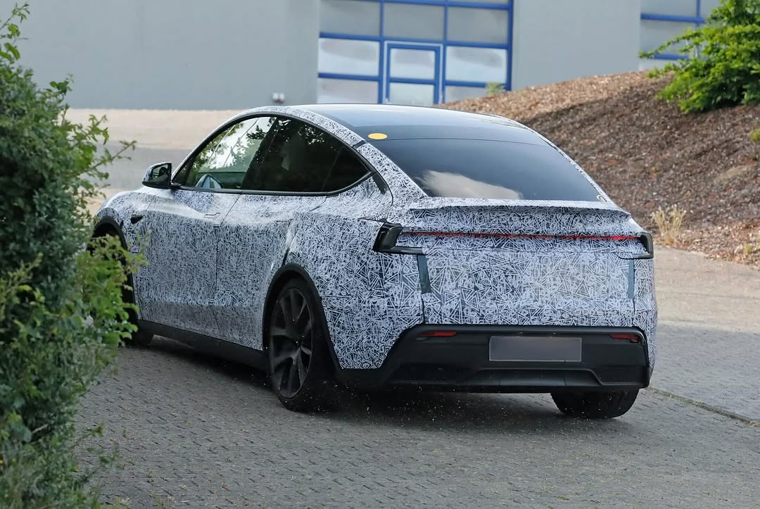 伪装中的新款Model Y高性能版在赛道被拍到 📸 @theautoevolution #MYP #modelYperformance #teslaclubofamerica #nürburgring @teslaclubofamerica