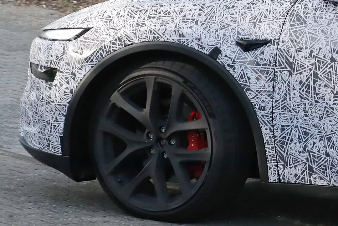 伪装中的新款Model Y高性能版在赛道被拍到 📸 @theautoevolution #MYP #modelYperformance #teslaclubofamerica #nürburgring @teslaclubofamerica