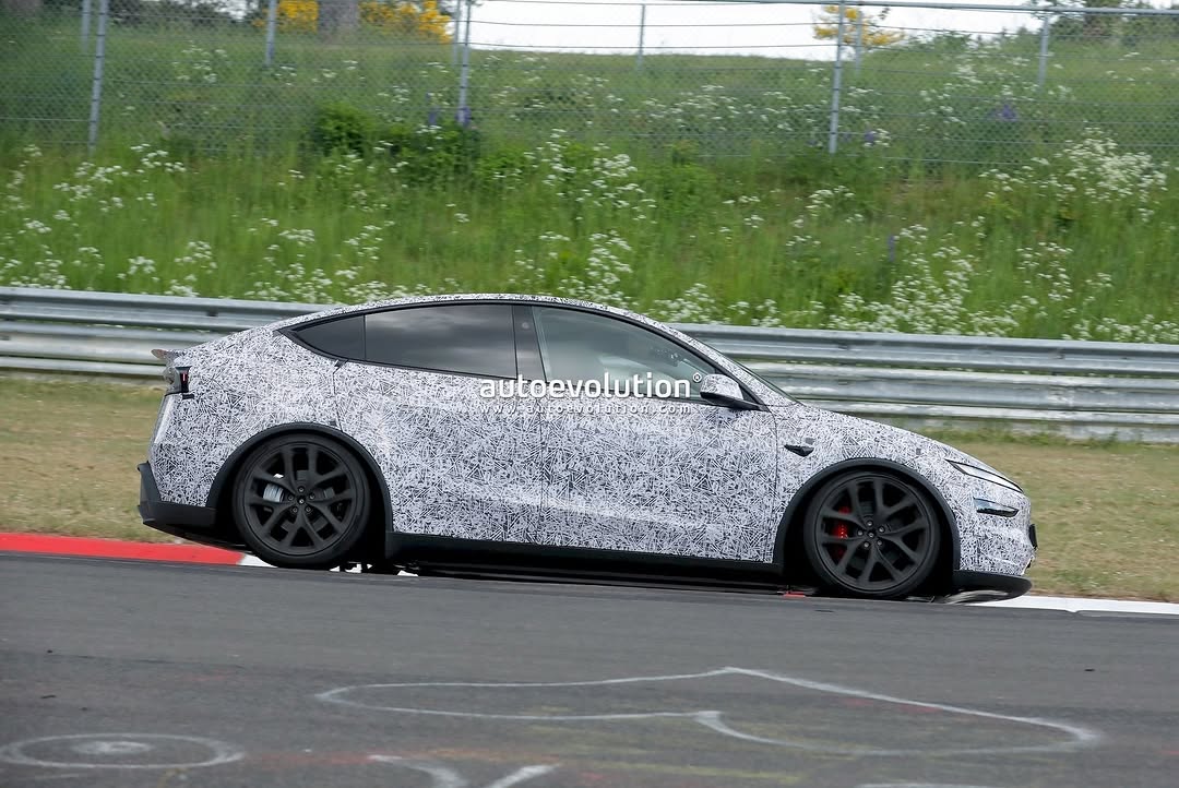 伪装中的新款Model Y高性能版在赛道被拍到 📸 @theautoevolution #MYP #modelYperformance #teslaclubofamerica #nürburgring @teslaclubofamerica