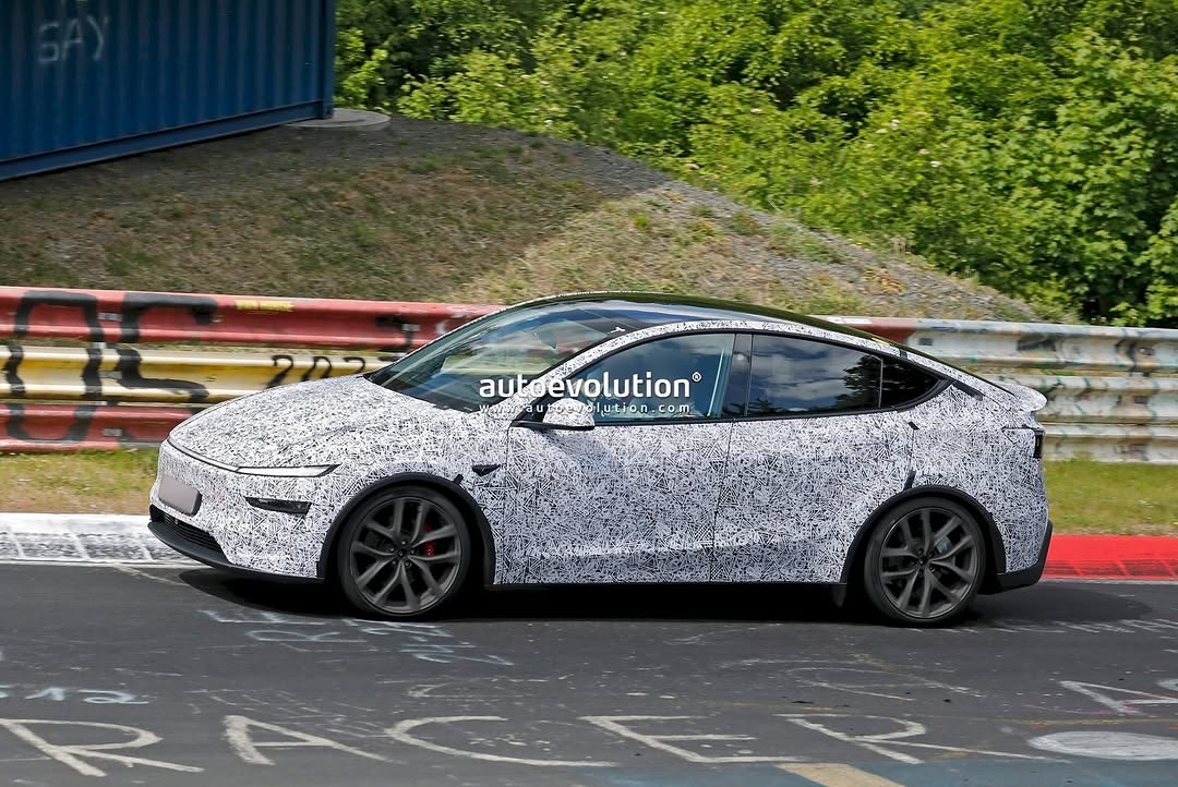 伪装中的新款Model Y高性能版在赛道被拍到 📸 @theautoevolution #MYP #modelYperformance #teslaclubofamerica #nürburgring @teslaclubofamerica