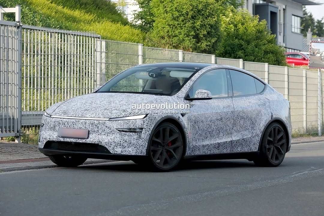 伪装中的新款Model Y高性能版在赛道被拍到 📸 @theautoevolution #MYP #modelYperformance #teslaclubofamerica #nürburgring @teslaclubofamerica