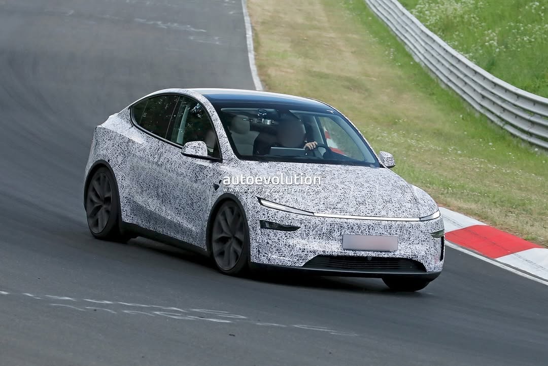 伪装中的新款Model Y高性能版在赛道被拍到 📸 @theautoevolution #MYP #modelYperformance #teslaclubofamerica #nürburgring @teslaclubofamerica