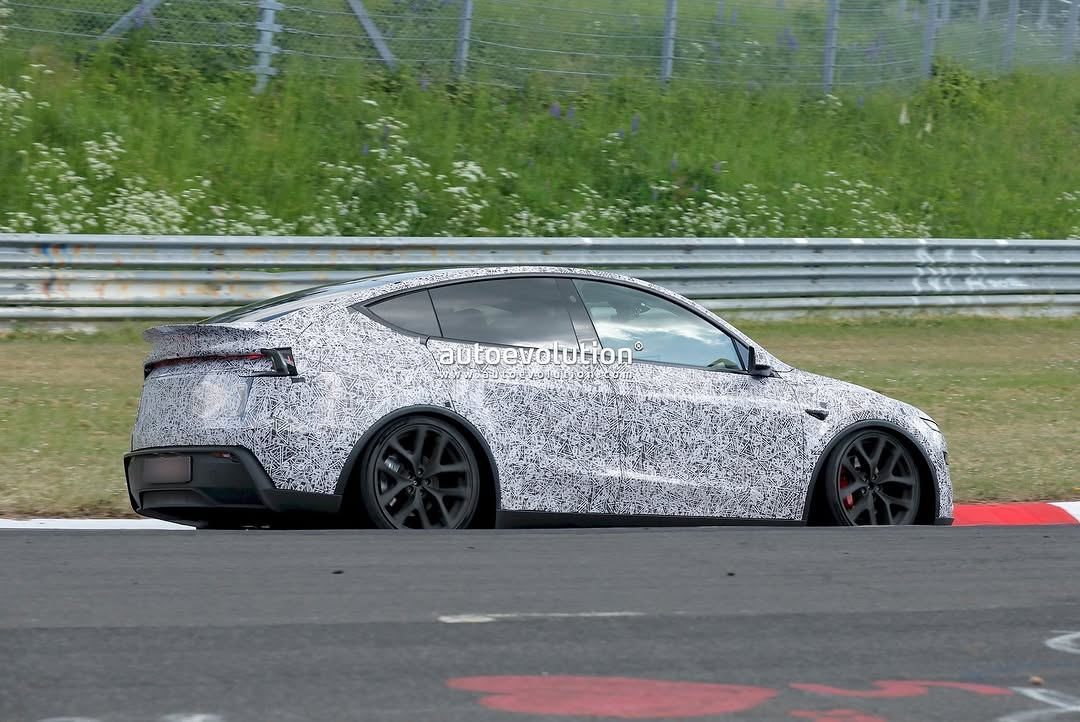 伪装中的新款Model Y高性能版在赛道被拍到 📸 @theautoevolution #MYP #modelYperformance #teslaclubofamerica #nürburgring @teslaclubofamerica
