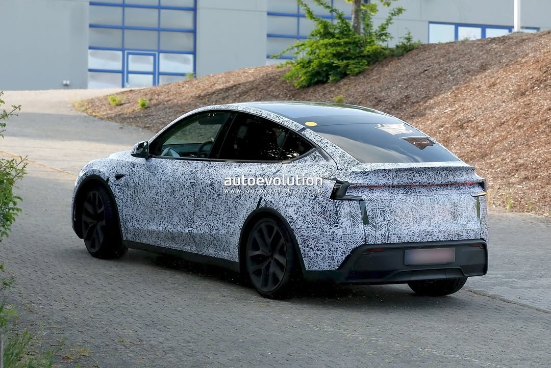 伪装中的新款Model Y高性能版在赛道被拍到 📸 @theautoevolution #MYP #modelYperformance #teslaclubofamerica #nürburgring @teslaclubofamerica