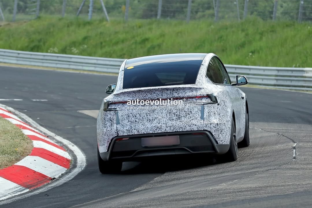 伪装中的新款Model Y高性能版在赛道被拍到 📸 @theautoevolution #MYP #modelYperformance #teslaclubofamerica #nürburgring @teslaclubofamerica